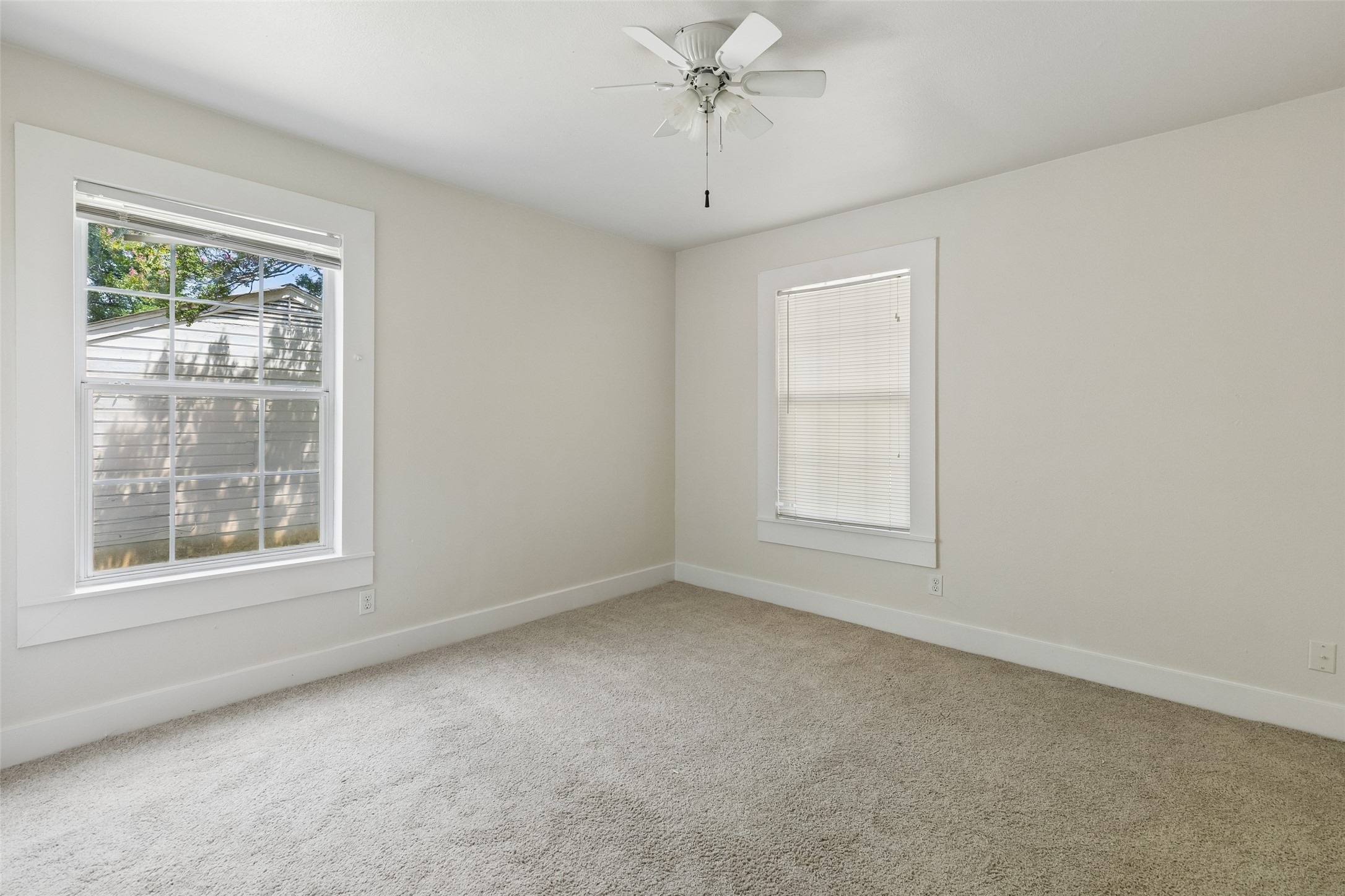 113 W Avenue E