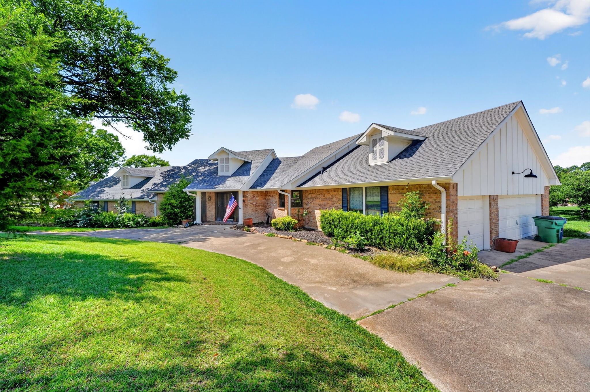12 Meadowlake Drive
