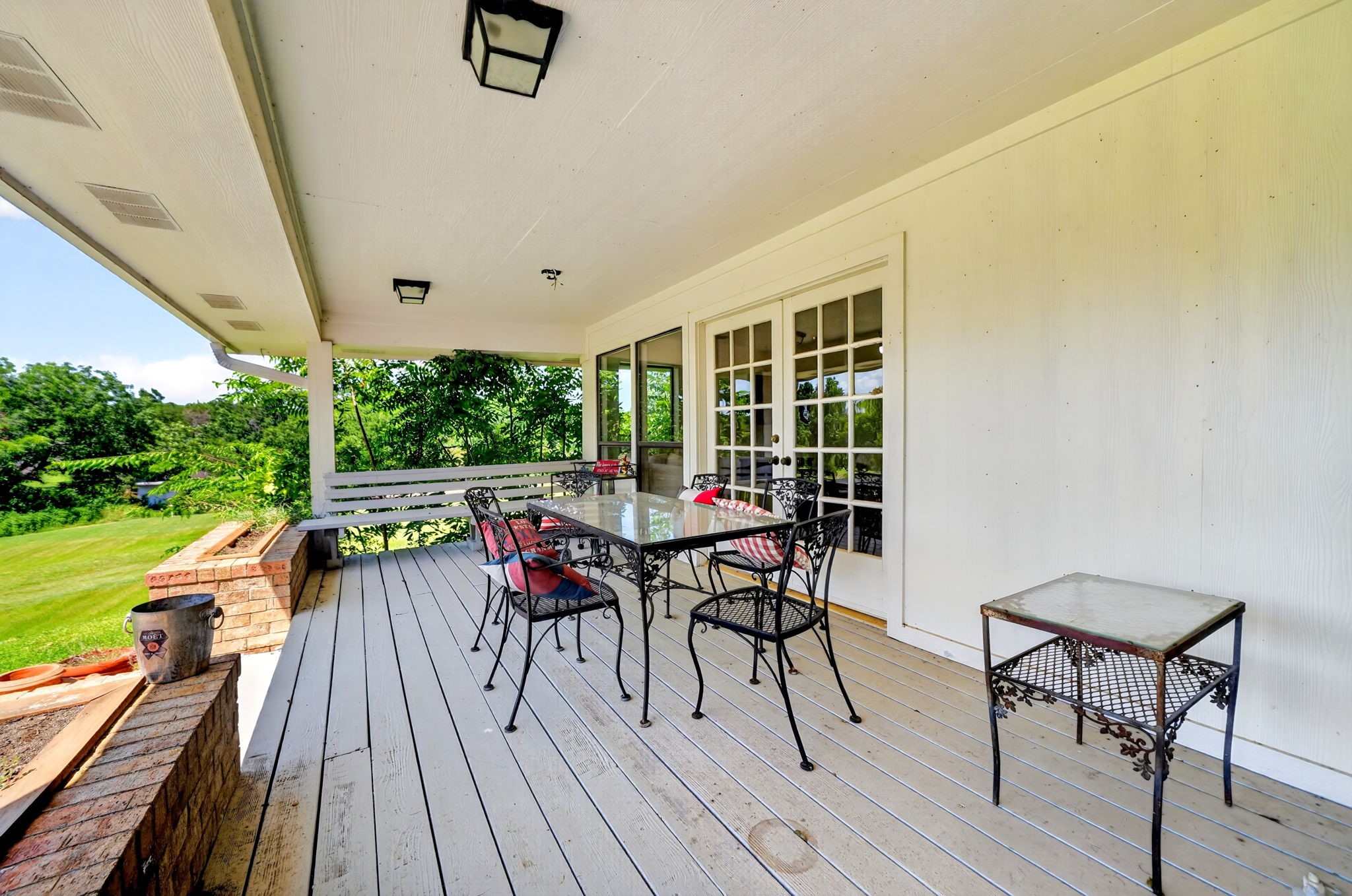 12 Meadowlake Drive