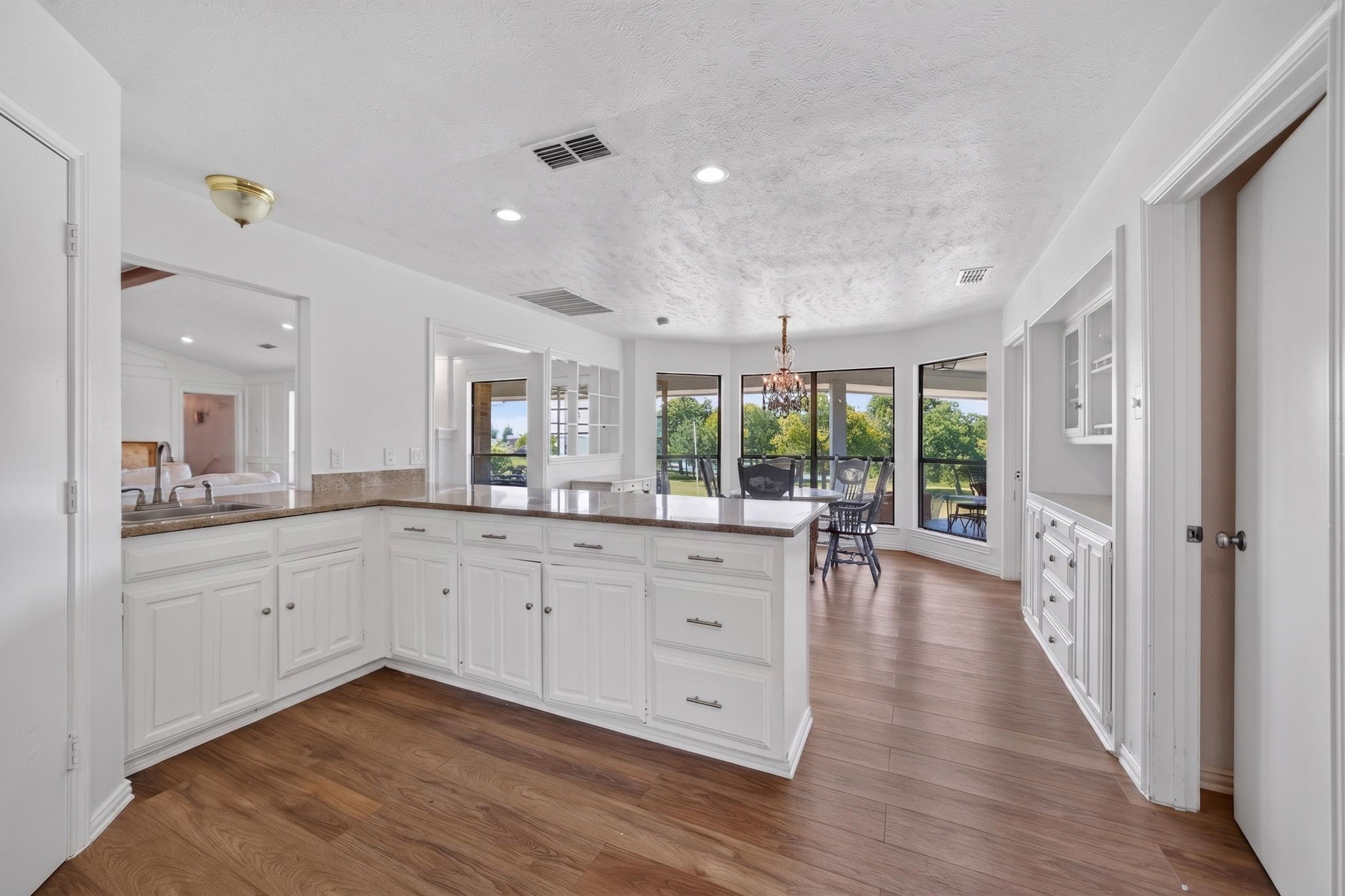 12 Meadowlake Drive