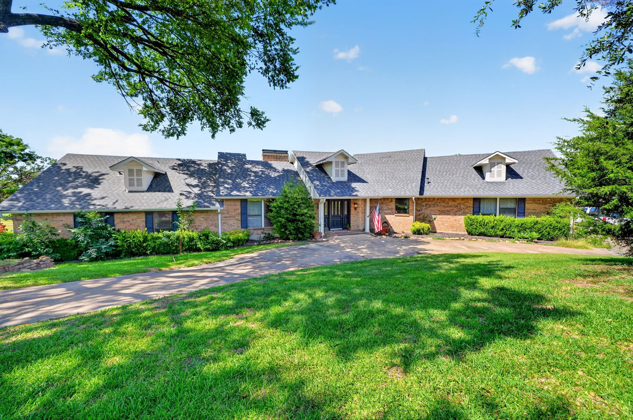 12 Meadowlake Drive