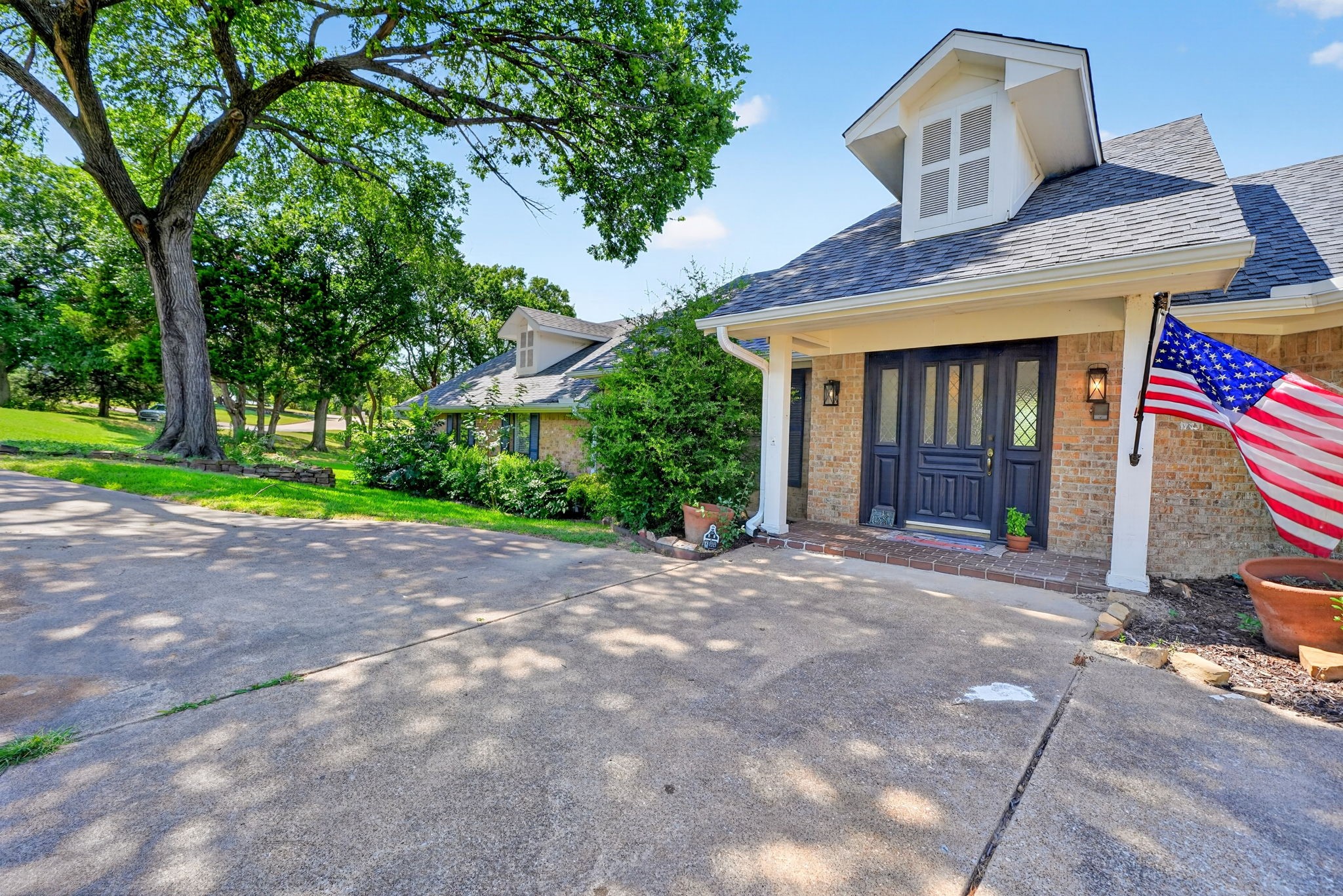 12 Meadowlake Drive