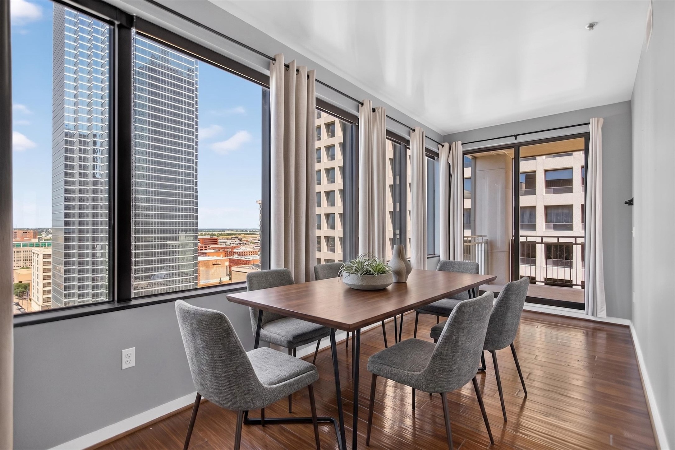 1200 Main Street 1506