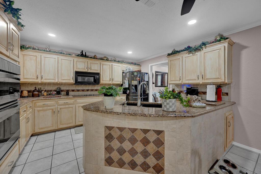 5105 BLACK OAK Drive