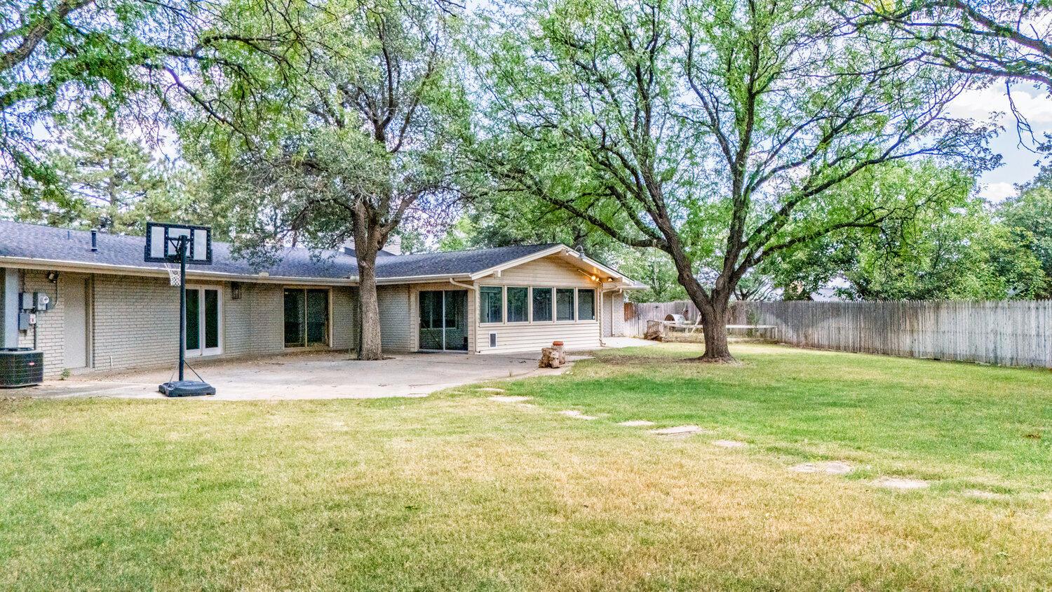 81 COUNTRY CLUB Drive