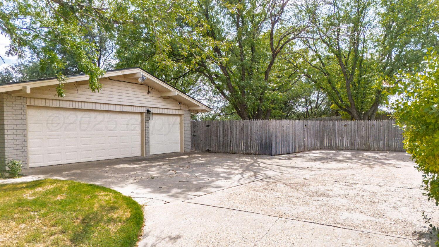 81 COUNTRY CLUB Drive