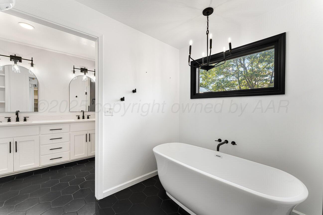 81 COUNTRY CLUB Drive