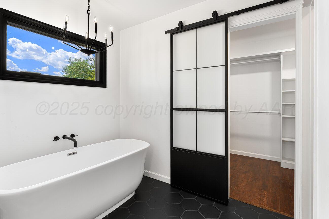 81 COUNTRY CLUB Drive