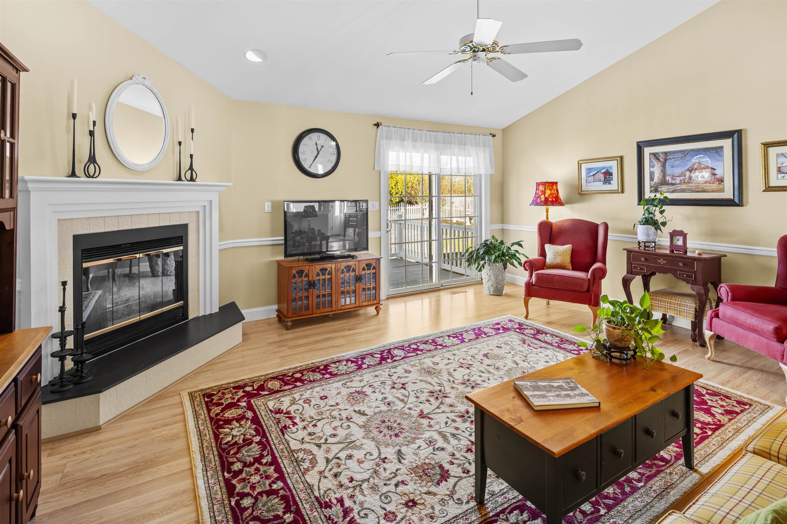 202 W Vineyard Court