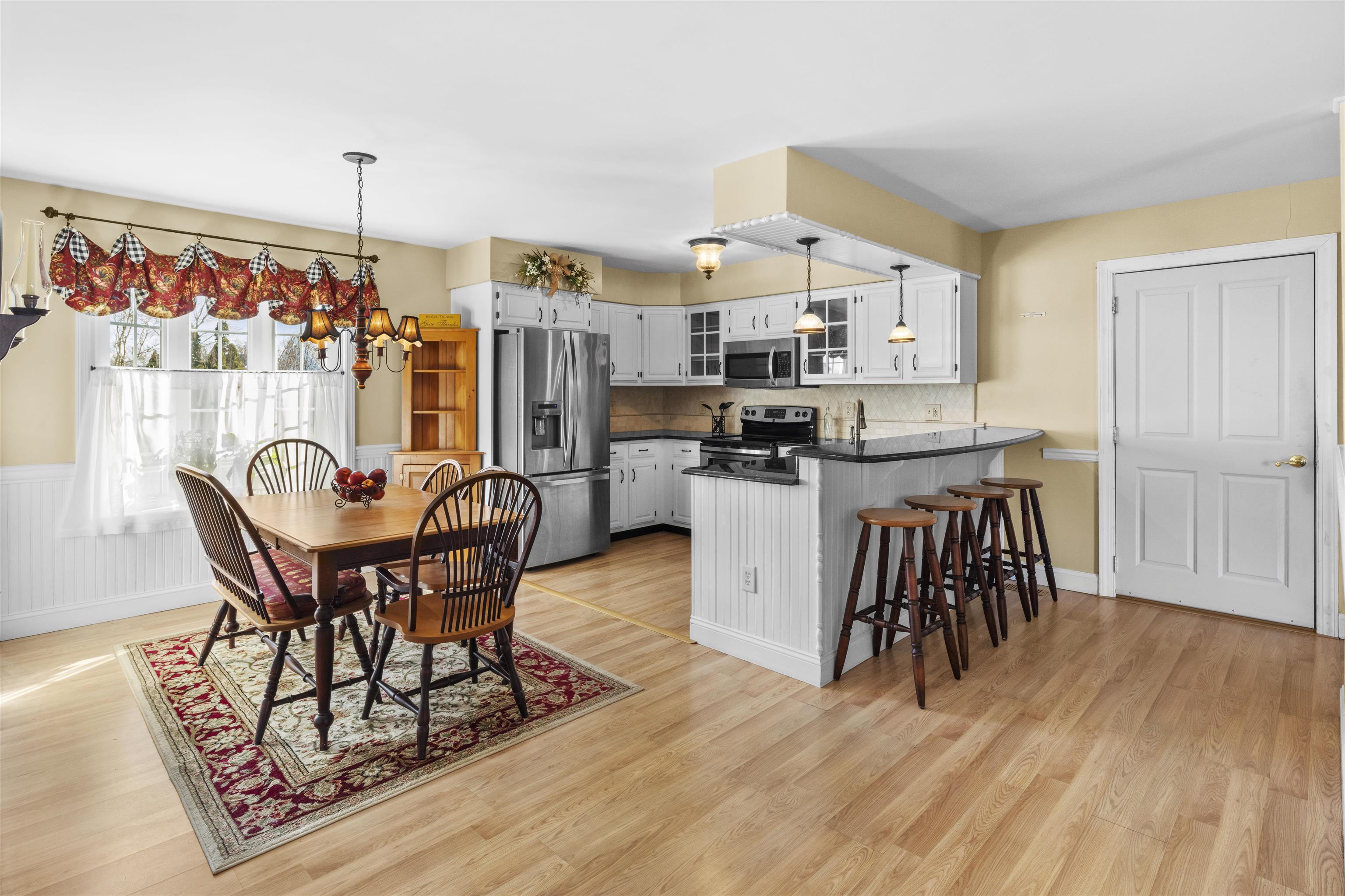 202 W Vineyard Court