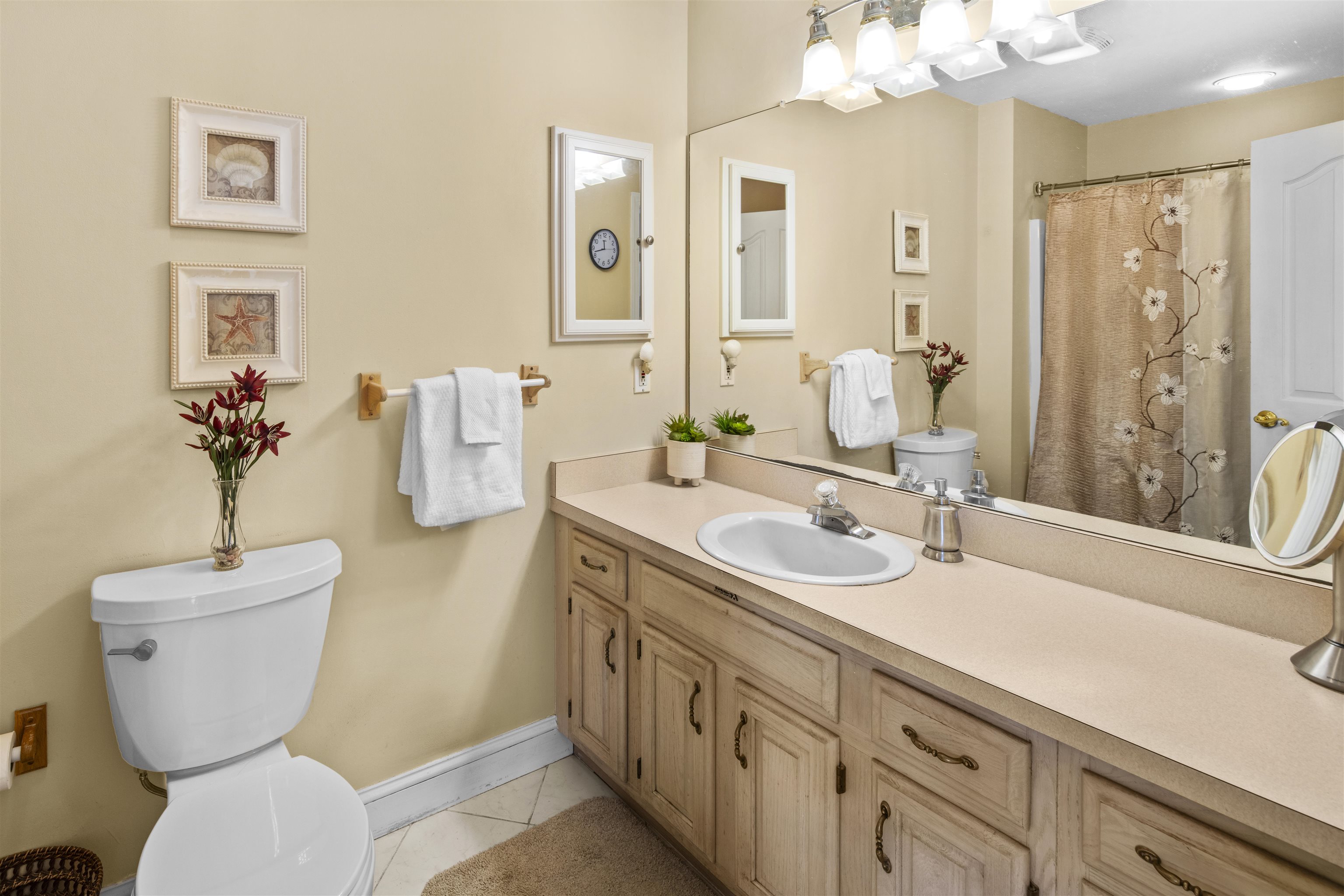 202 W Vineyard Court