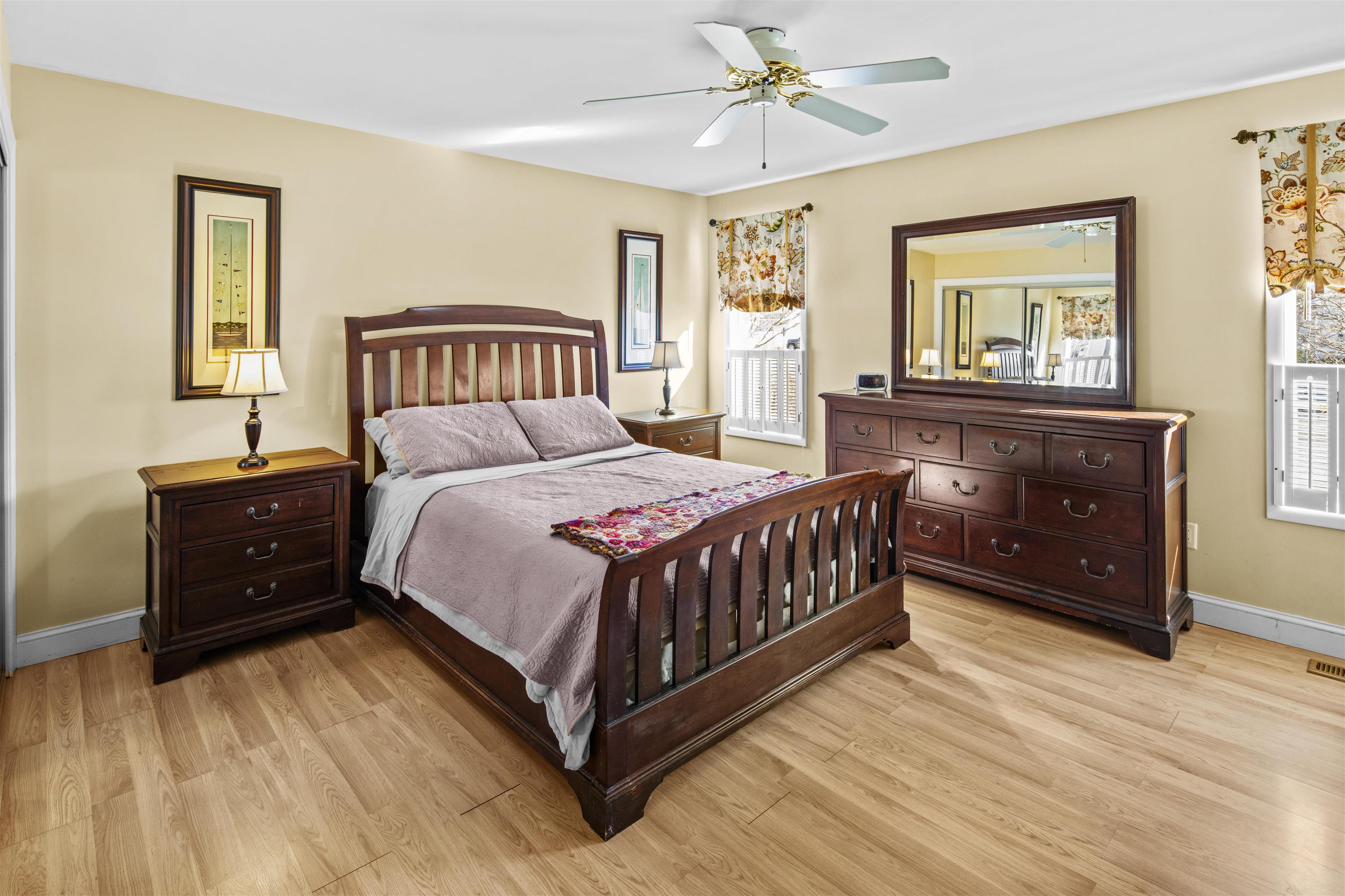 202 W Vineyard Court