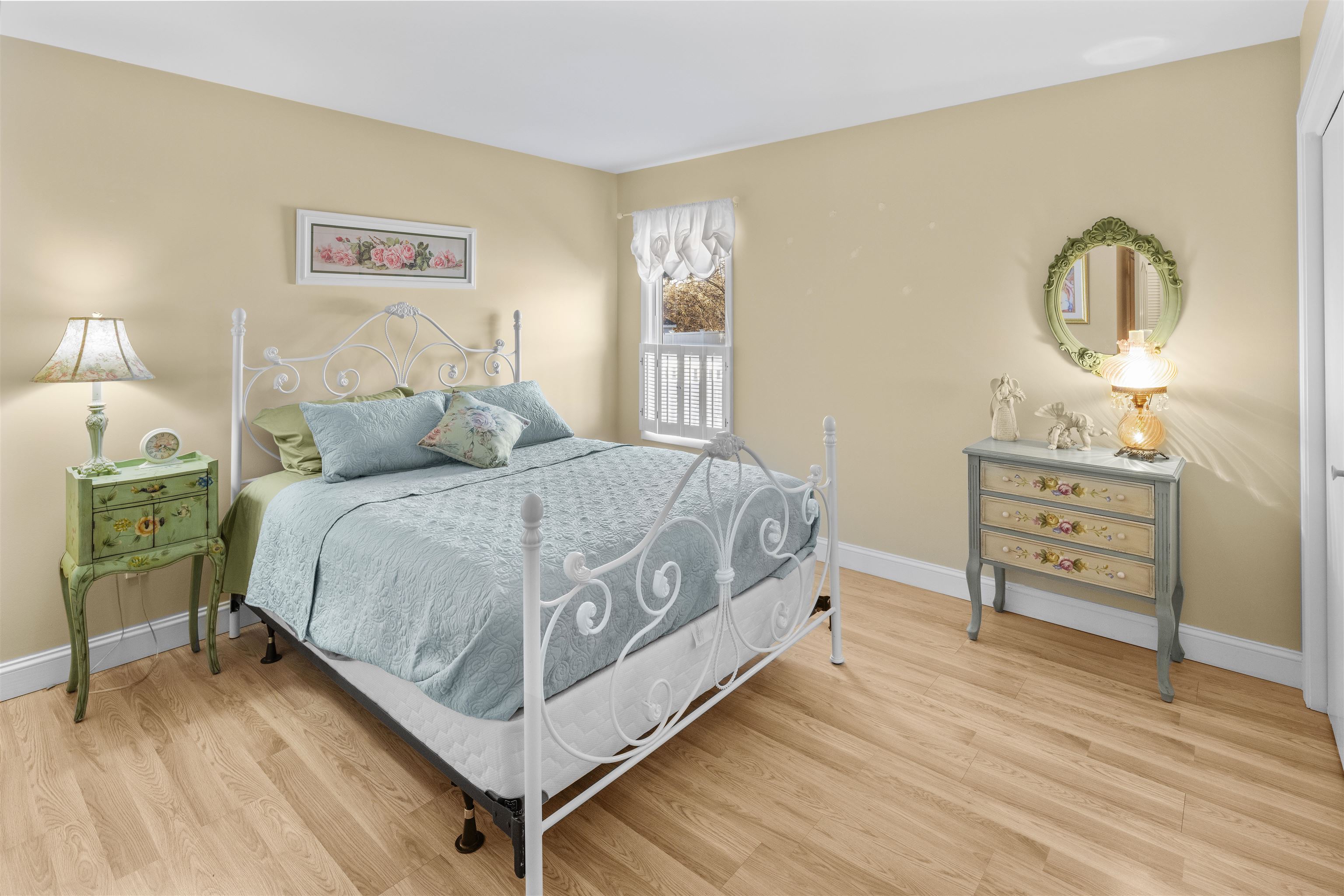 202 W Vineyard Court