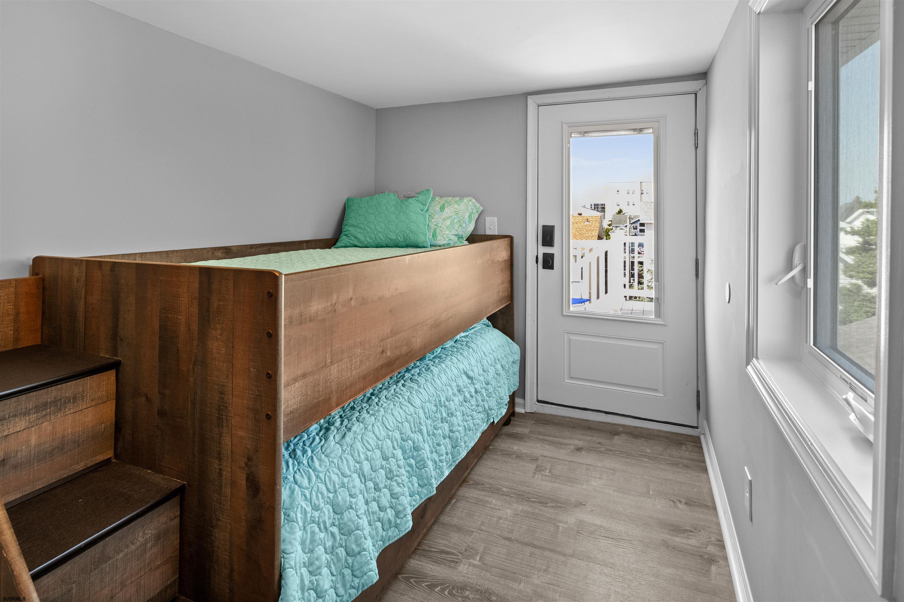 810 E 7th St Street Unit: Unit 4 - Top Floor
