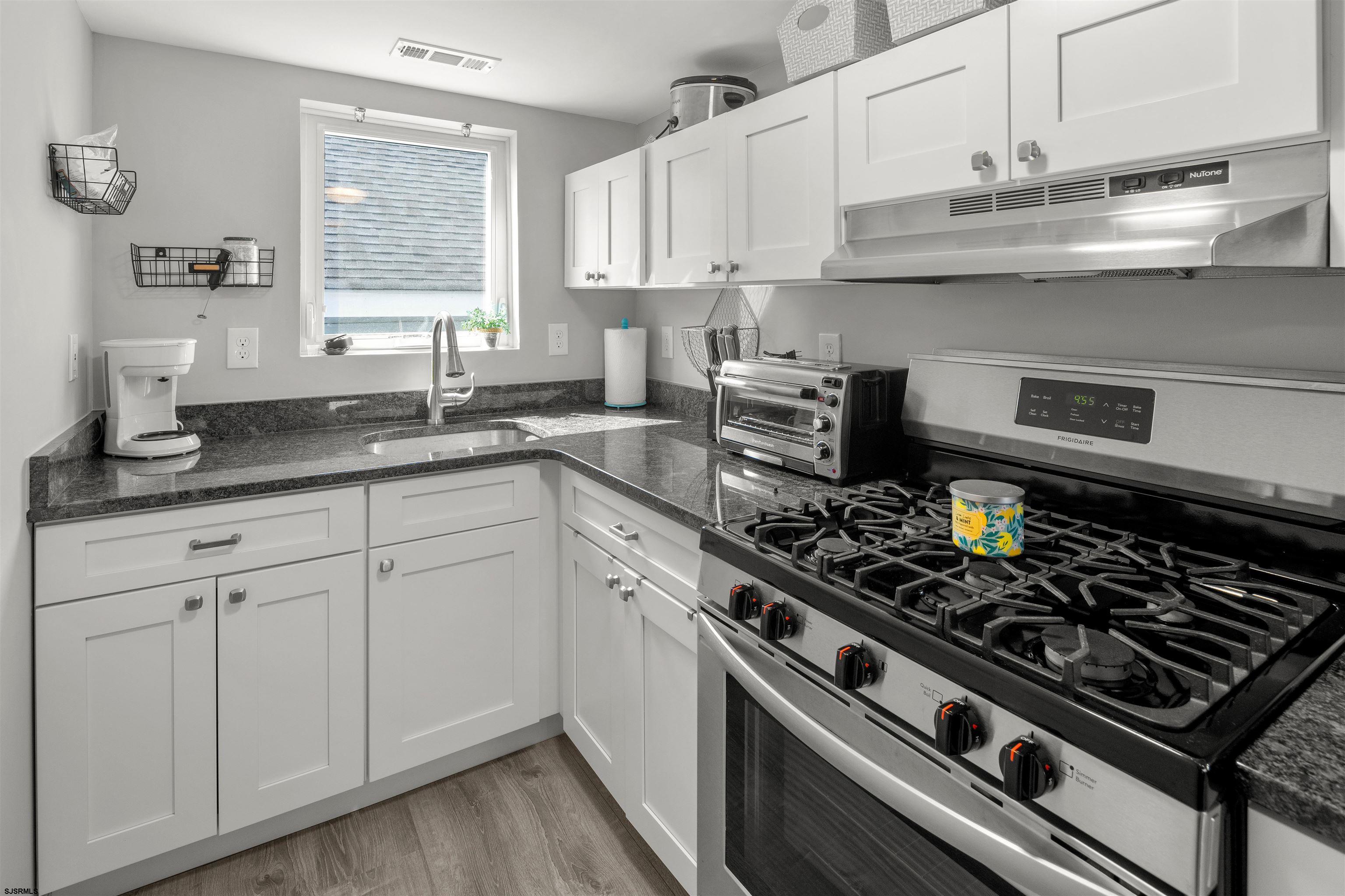 810 E 7th St Street Unit: Unit 4 - Top Floor