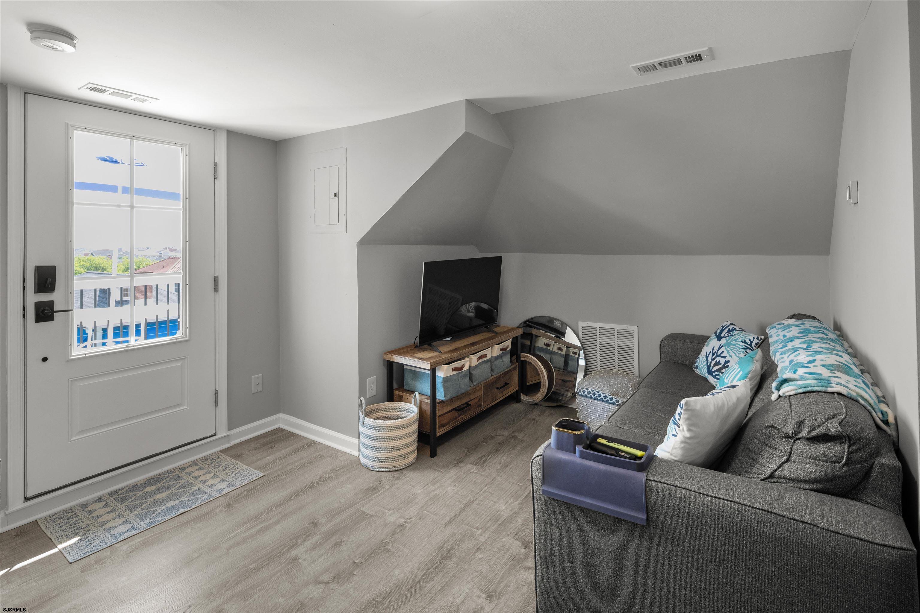 810 E 7th St Street Unit: Unit 4 - Top Floor