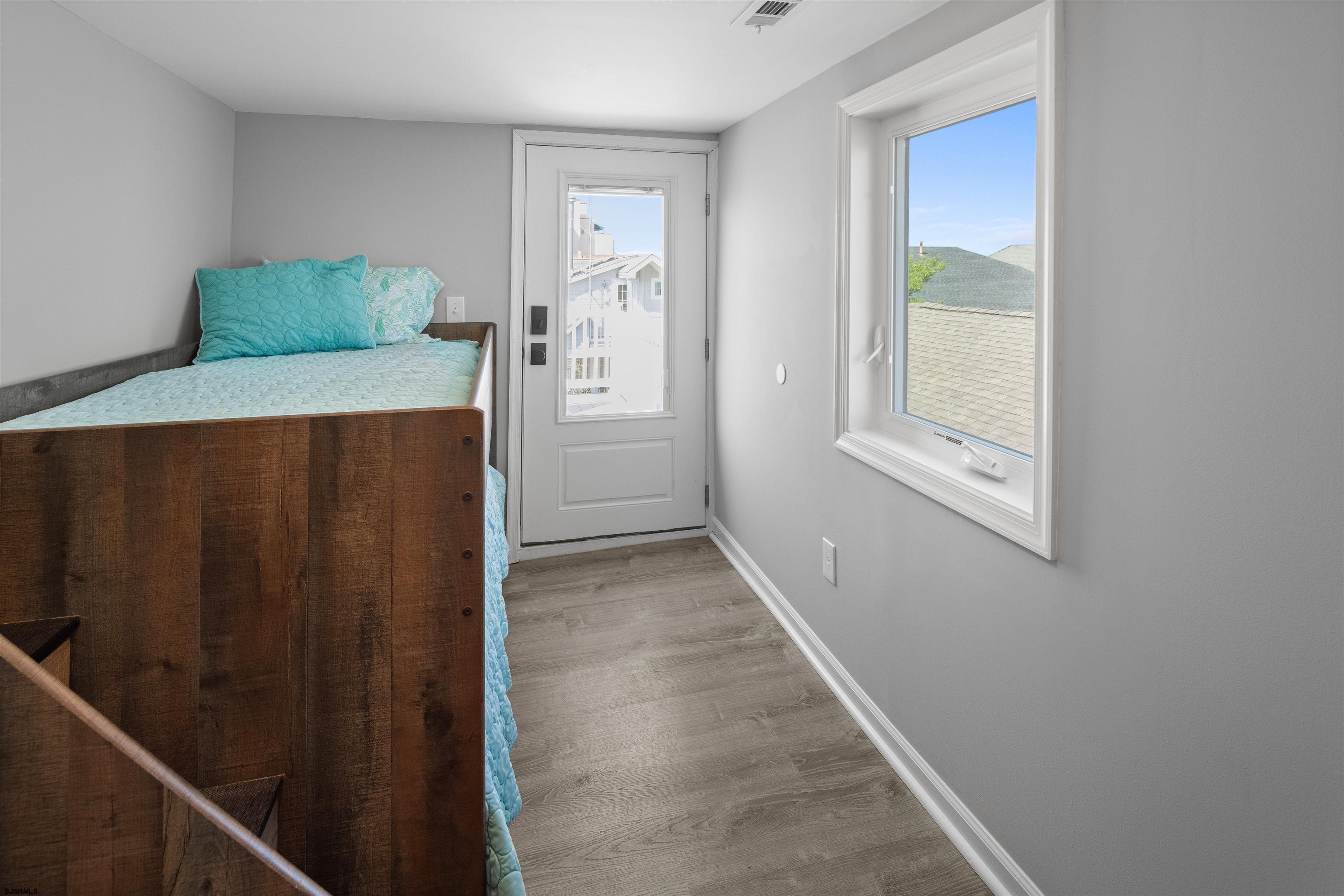 810 E 7th St Street Unit: Unit 4 - Top Floor
