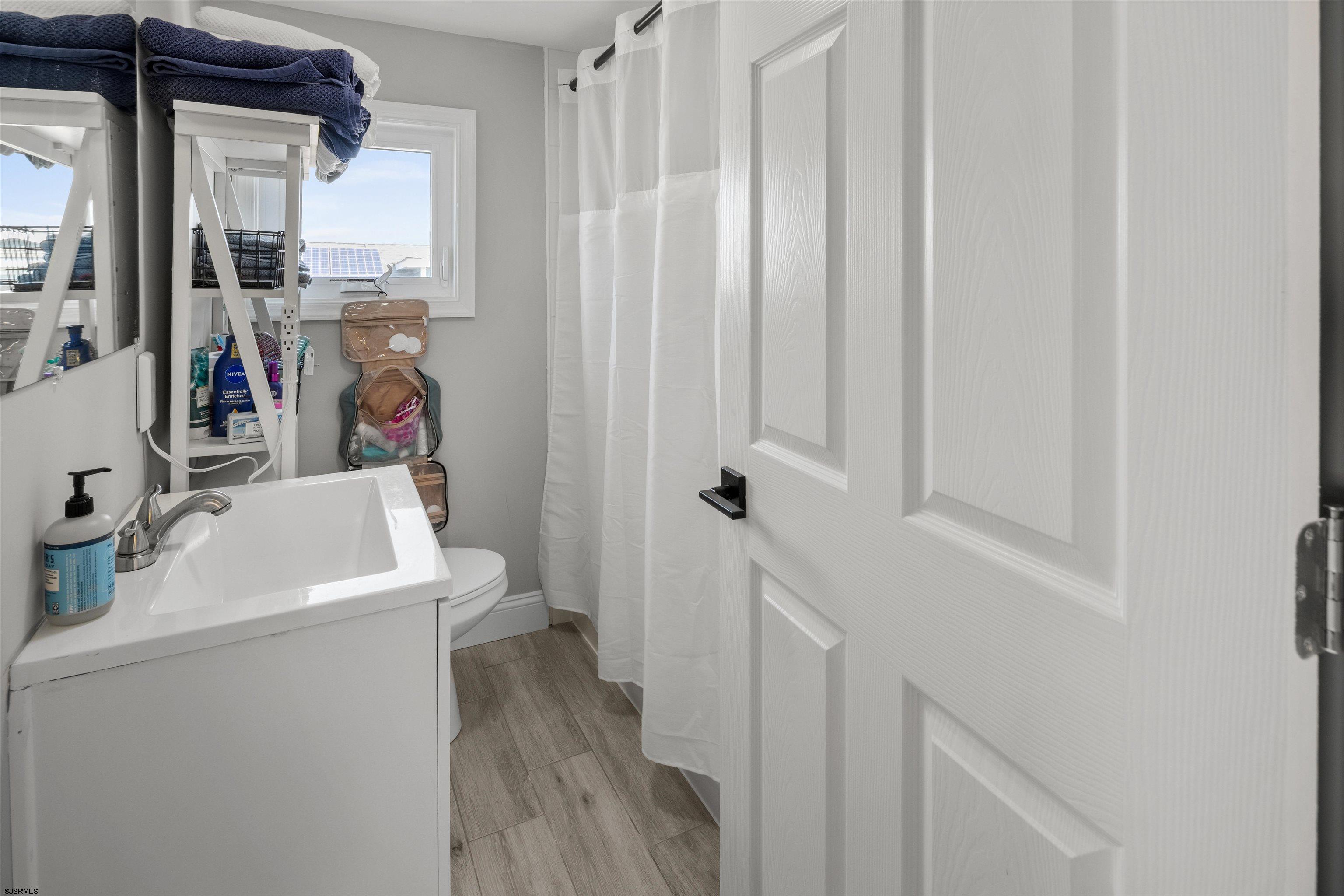 810 E 7th St Street Unit: Unit 4 - Top Floor