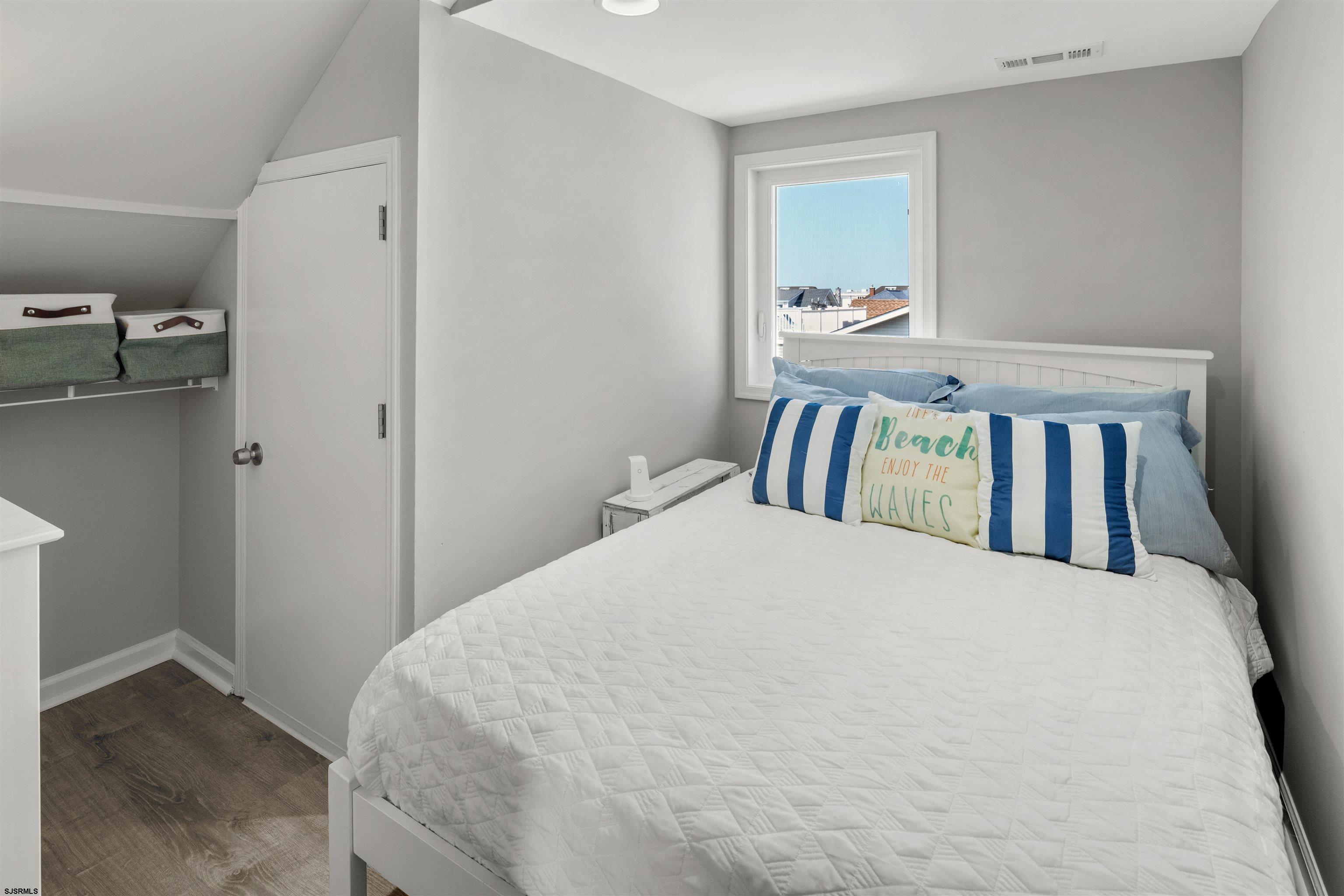 810 E 7th St Street Unit: Unit 4 - Top Floor