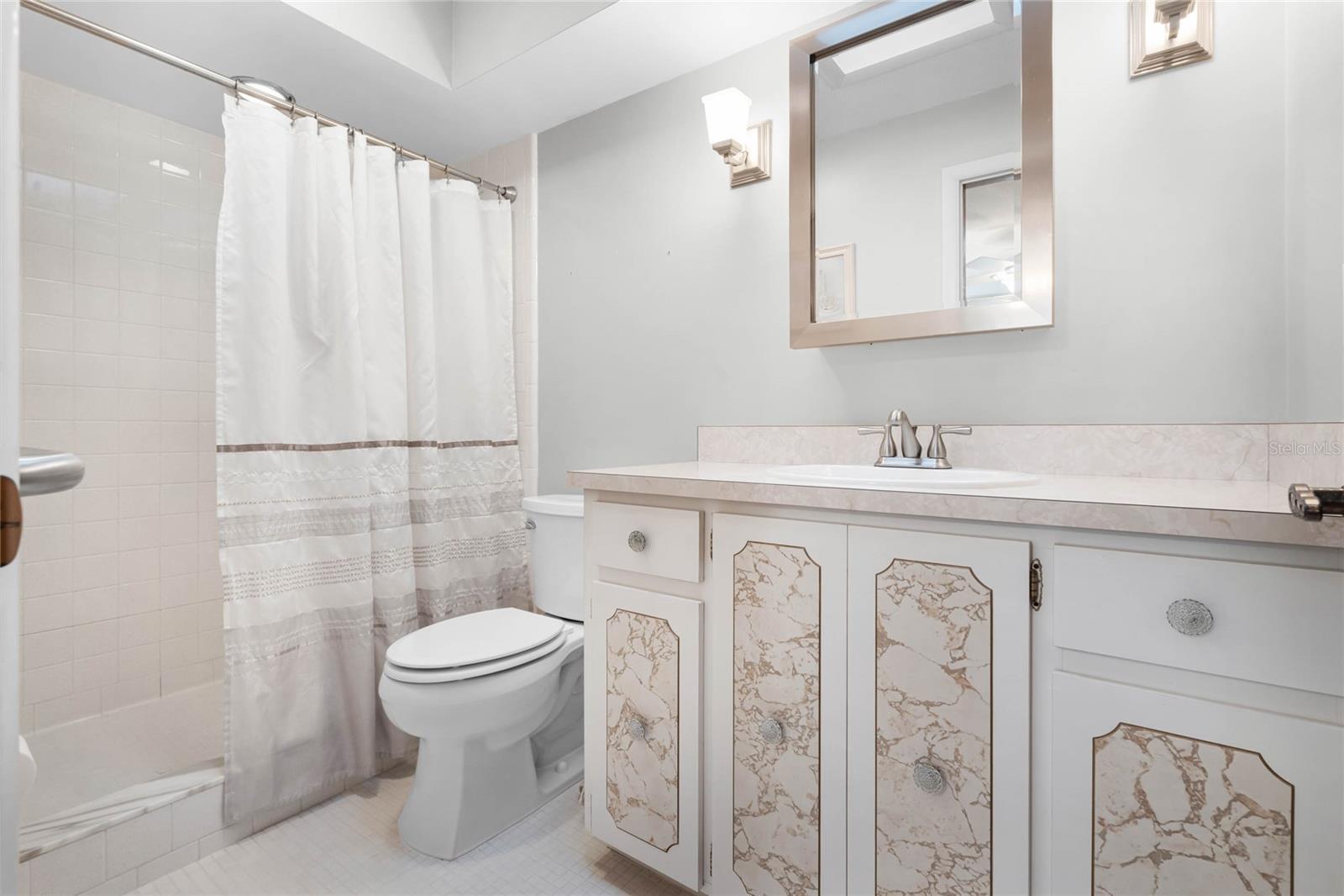 1315 N SHADOW RIDGE DR