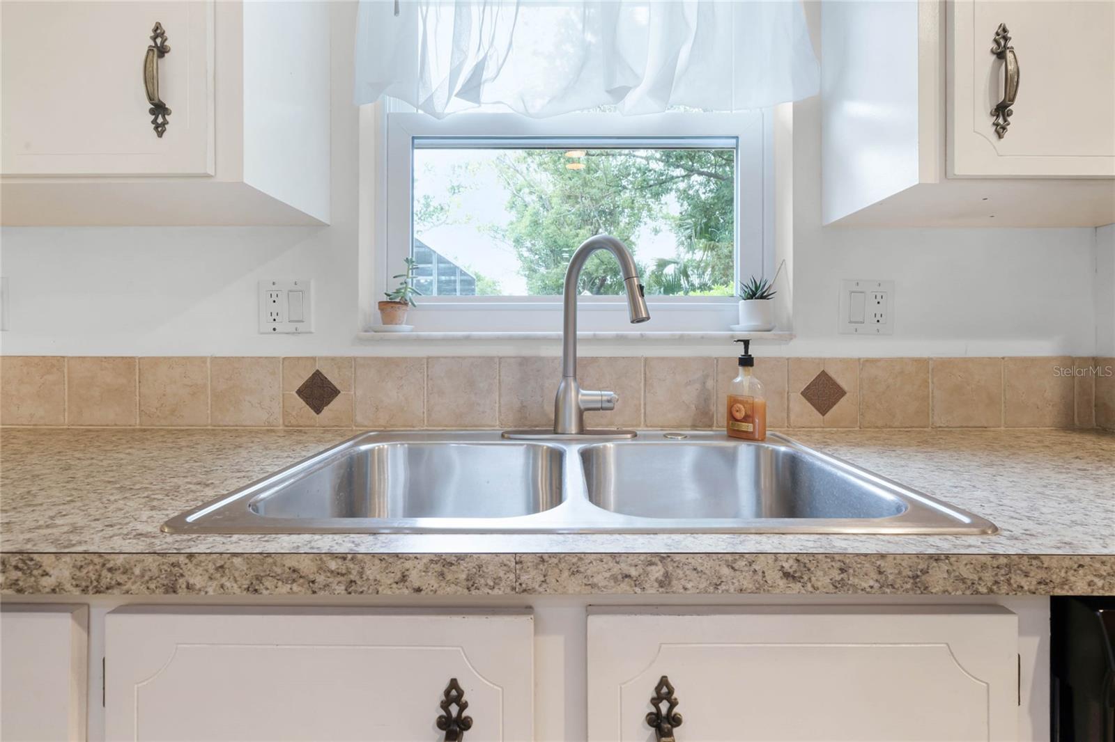 1315 N SHADOW RIDGE DR