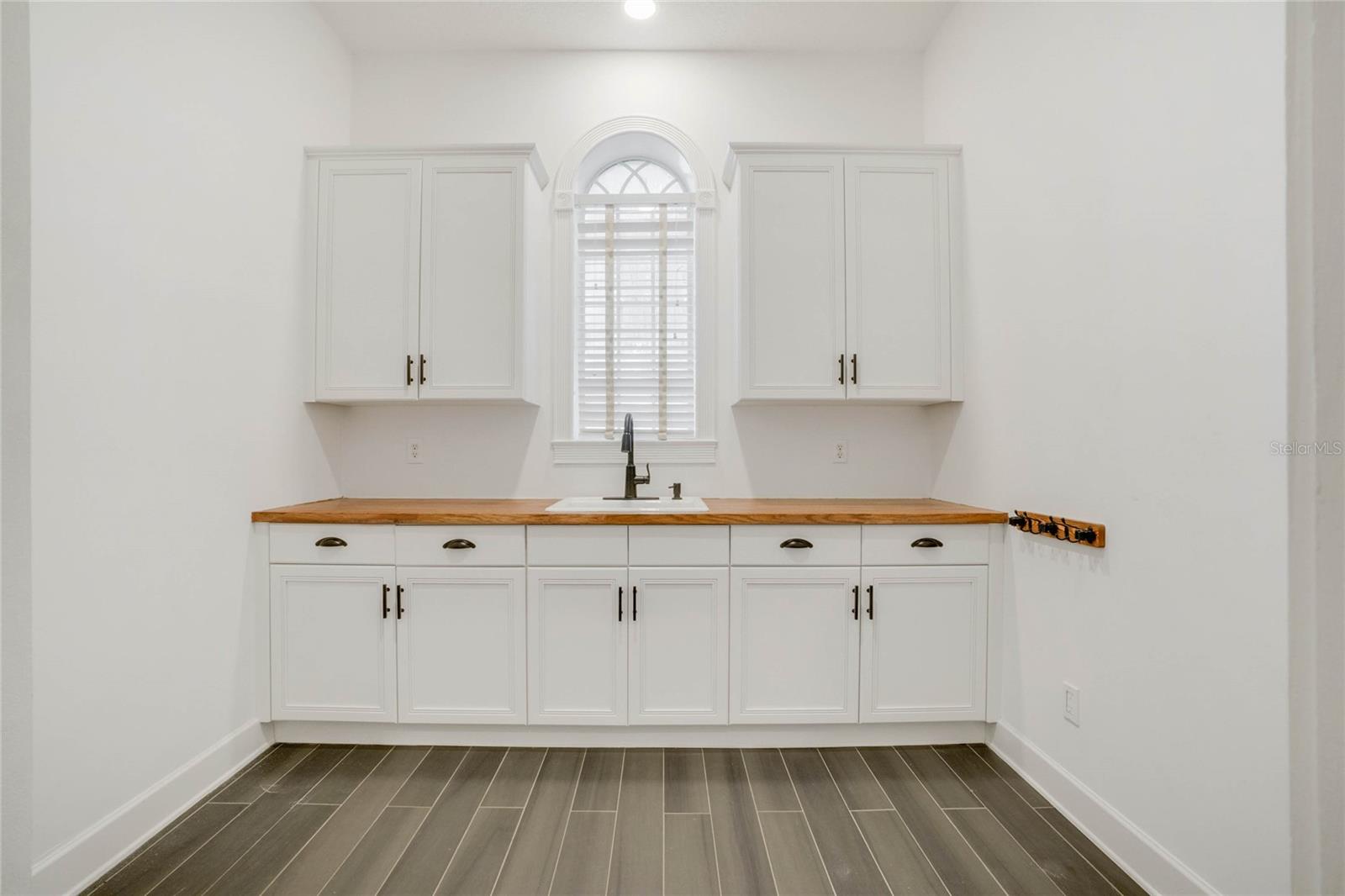 32327 EQUESTRIAN TRL