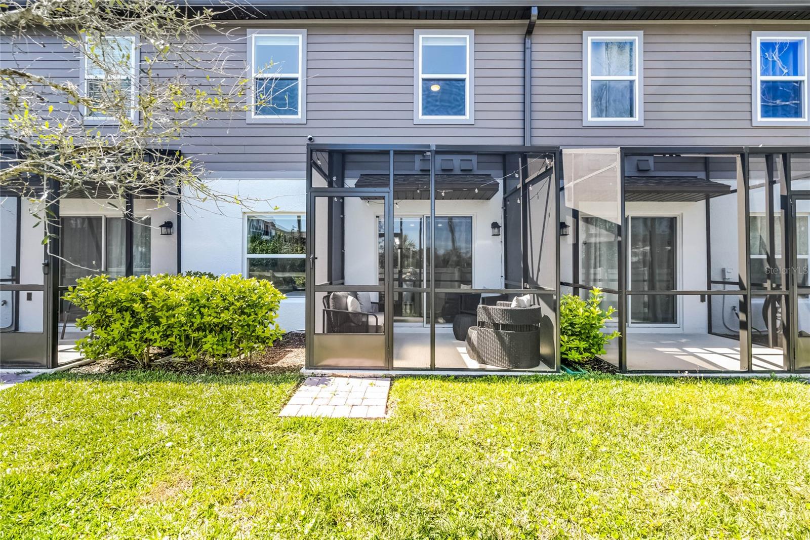 385 CAPE HONEYSUCKLE PL