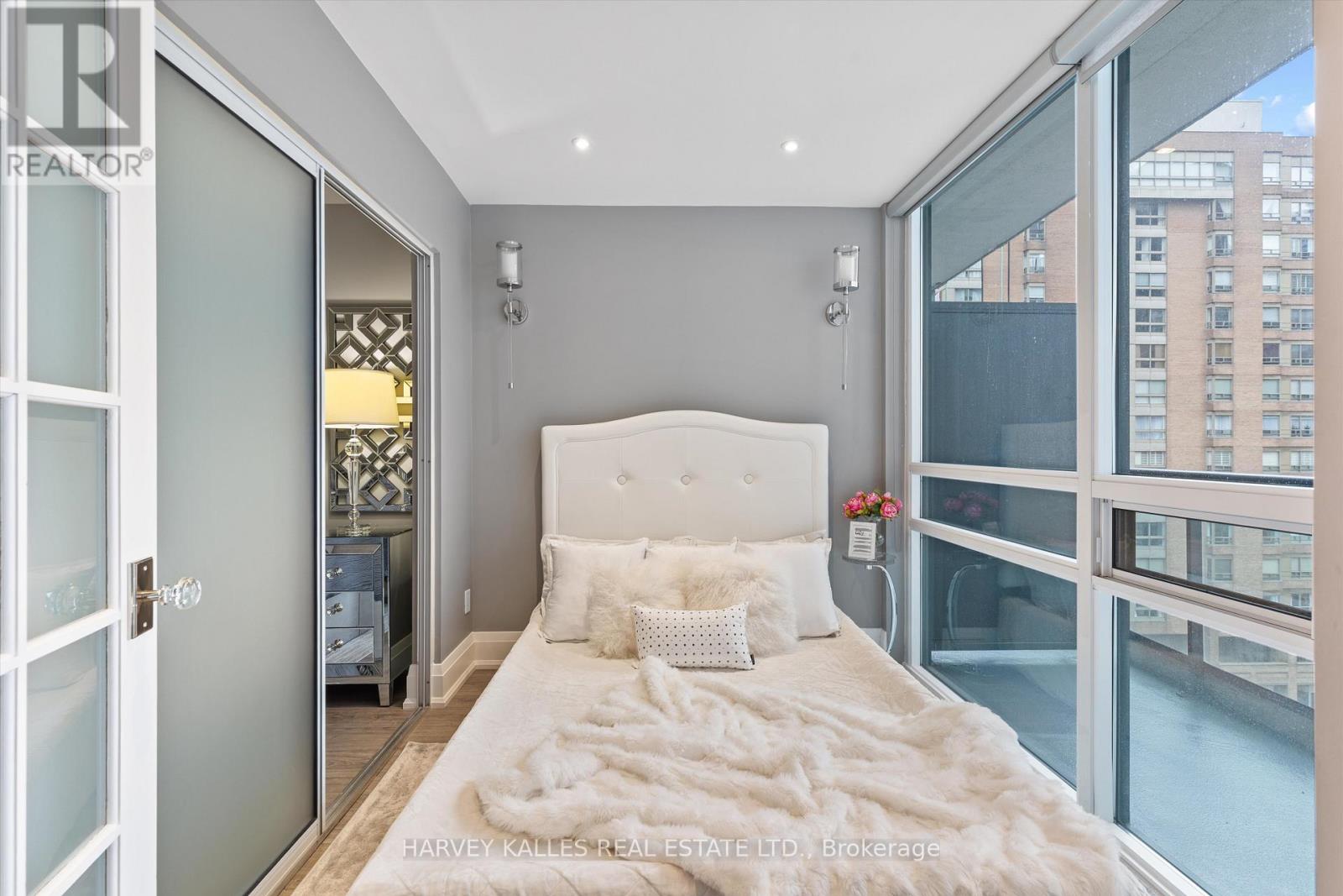 1205 - 1121 BAY STREET