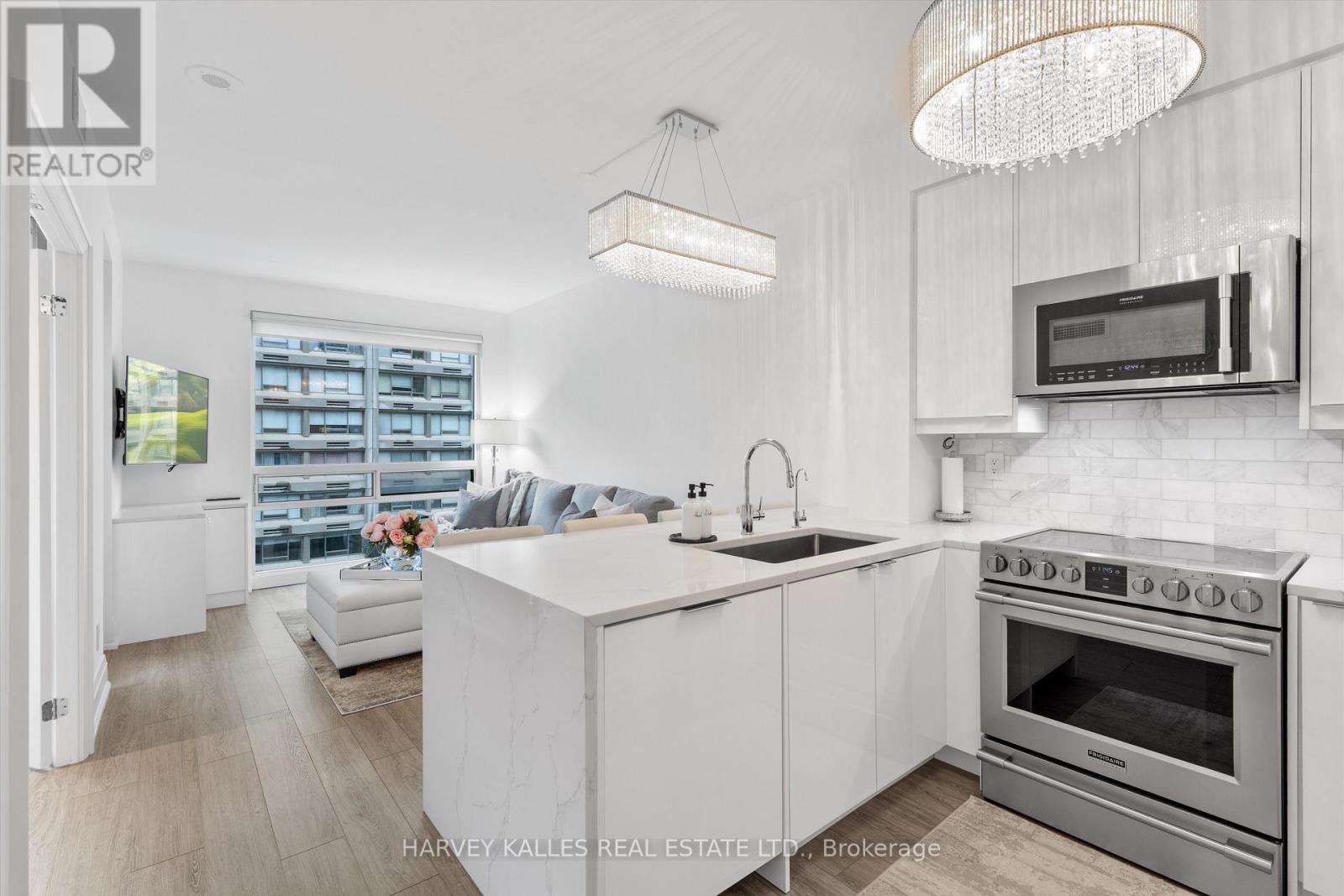 1205 - 1121 BAY STREET