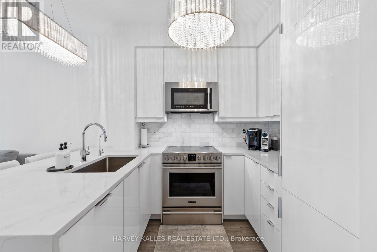 1205 - 1121 BAY STREET