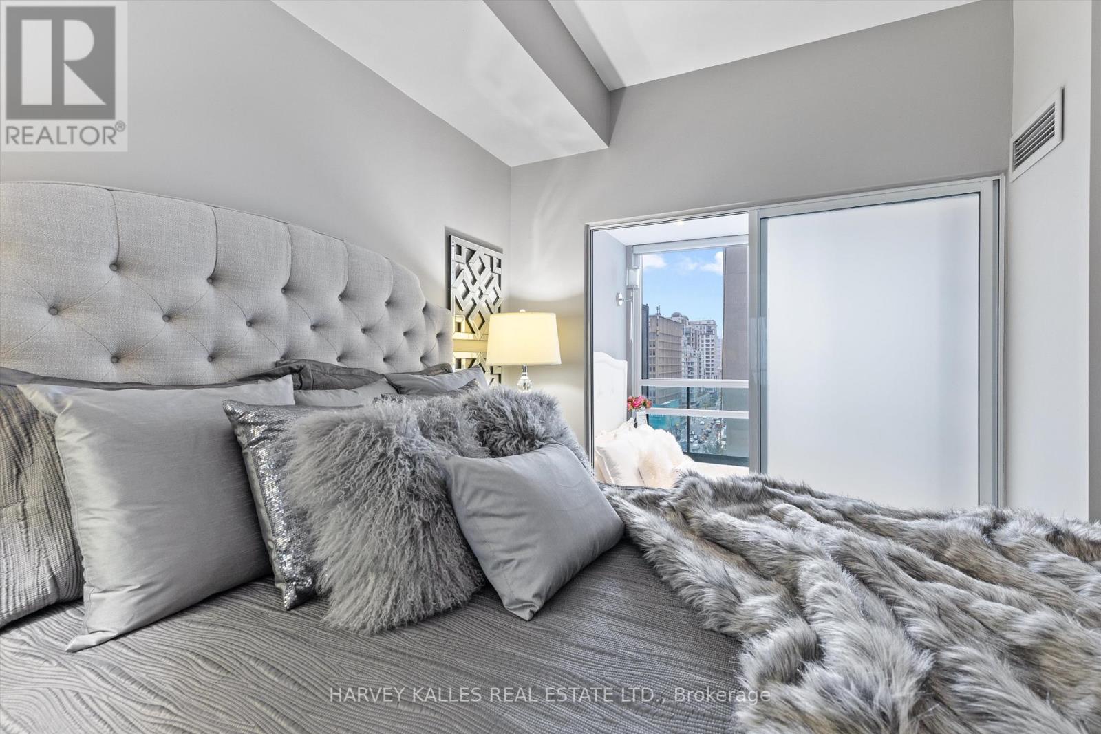 1205 - 1121 BAY STREET