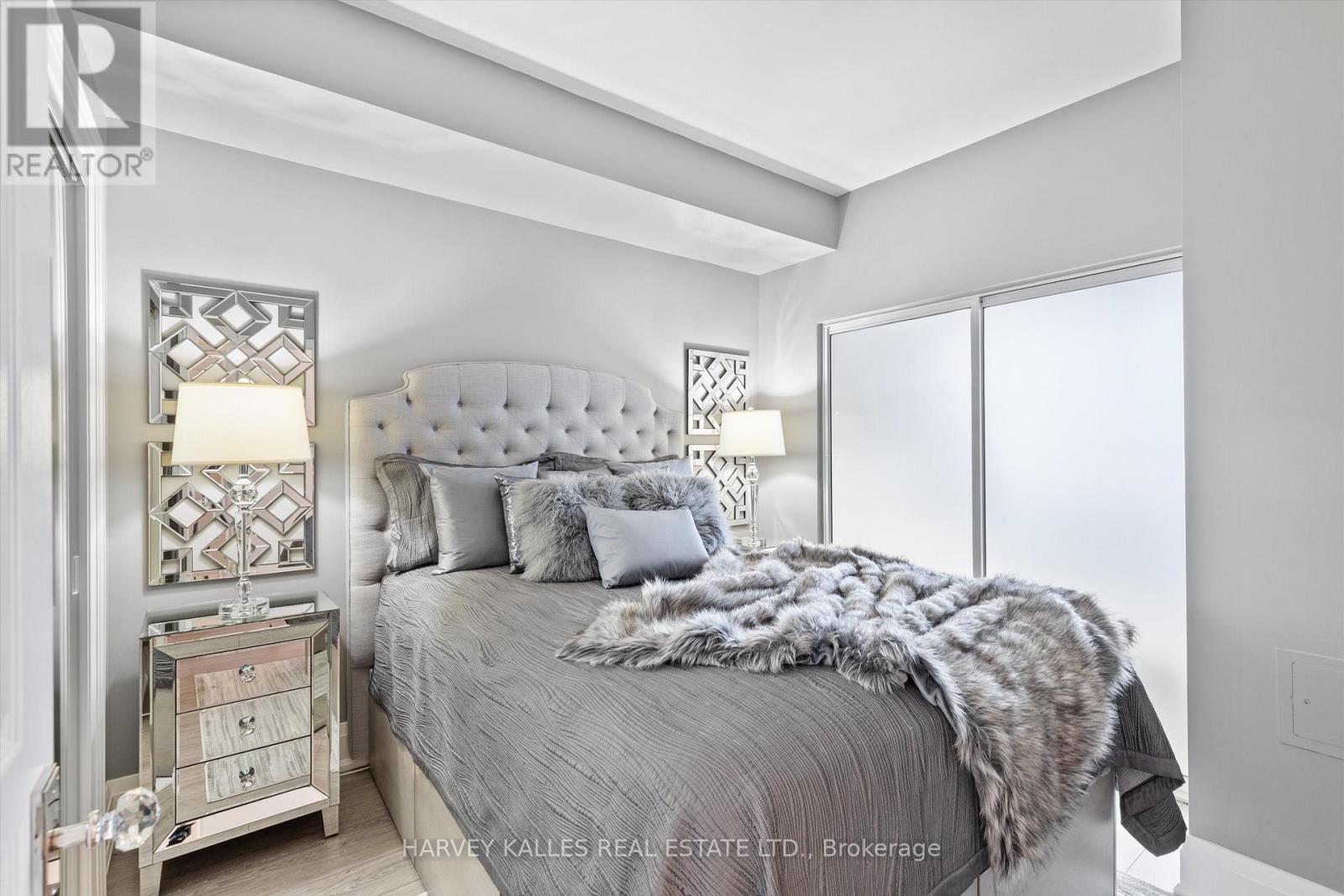 1205 - 1121 BAY STREET