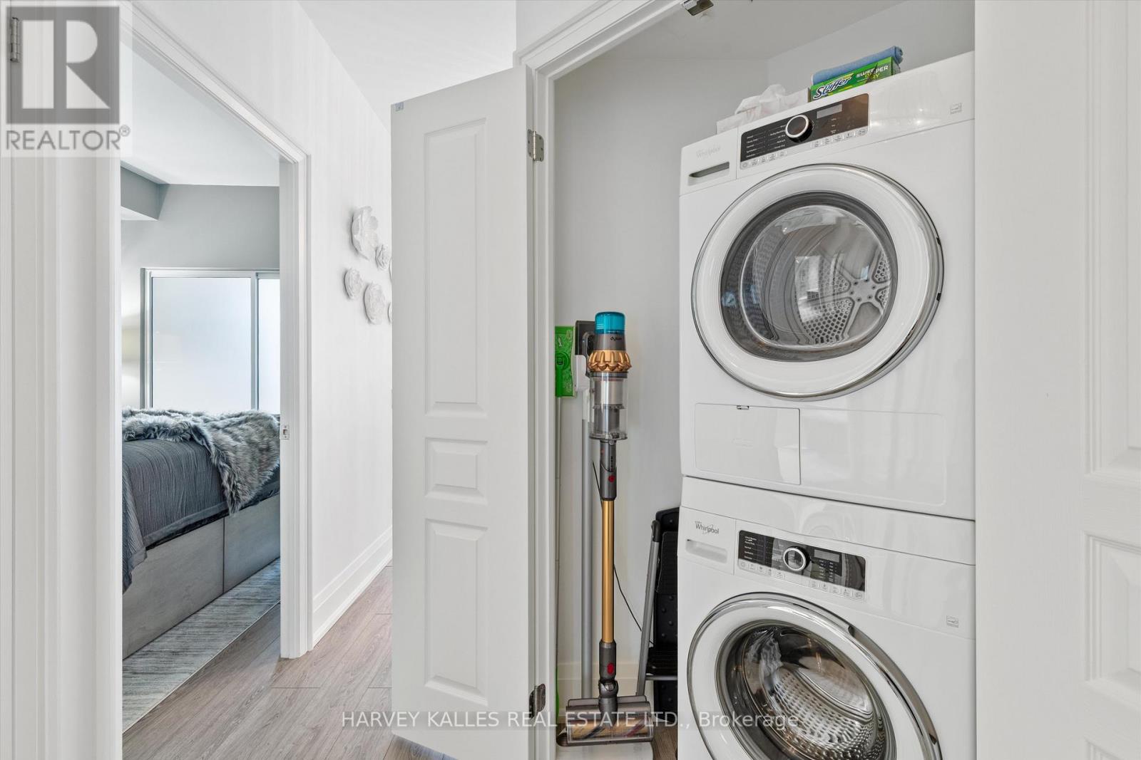 1205 - 1121 BAY STREET