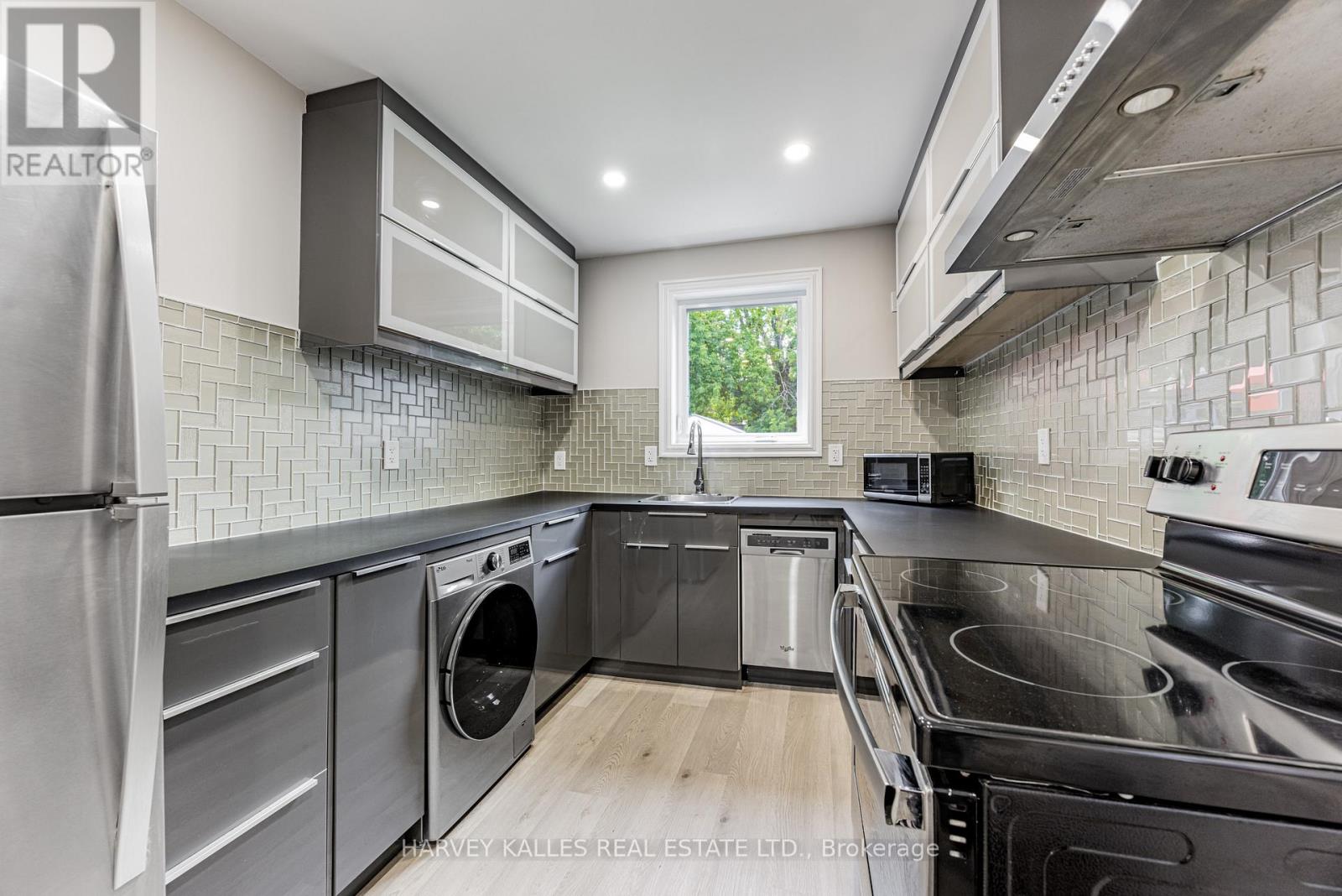 1836 BATHURST STREET