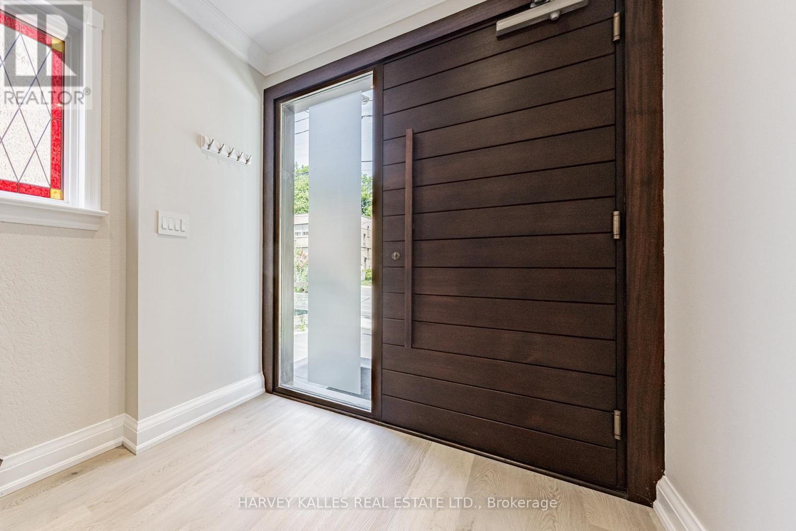 1836 BATHURST STREET