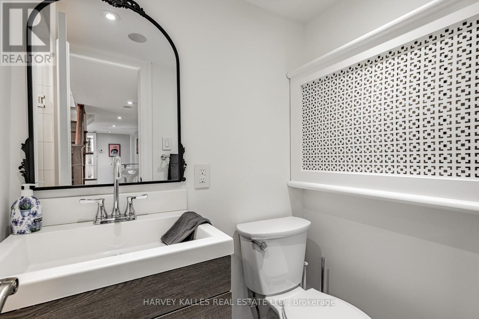 1836 BATHURST STREET