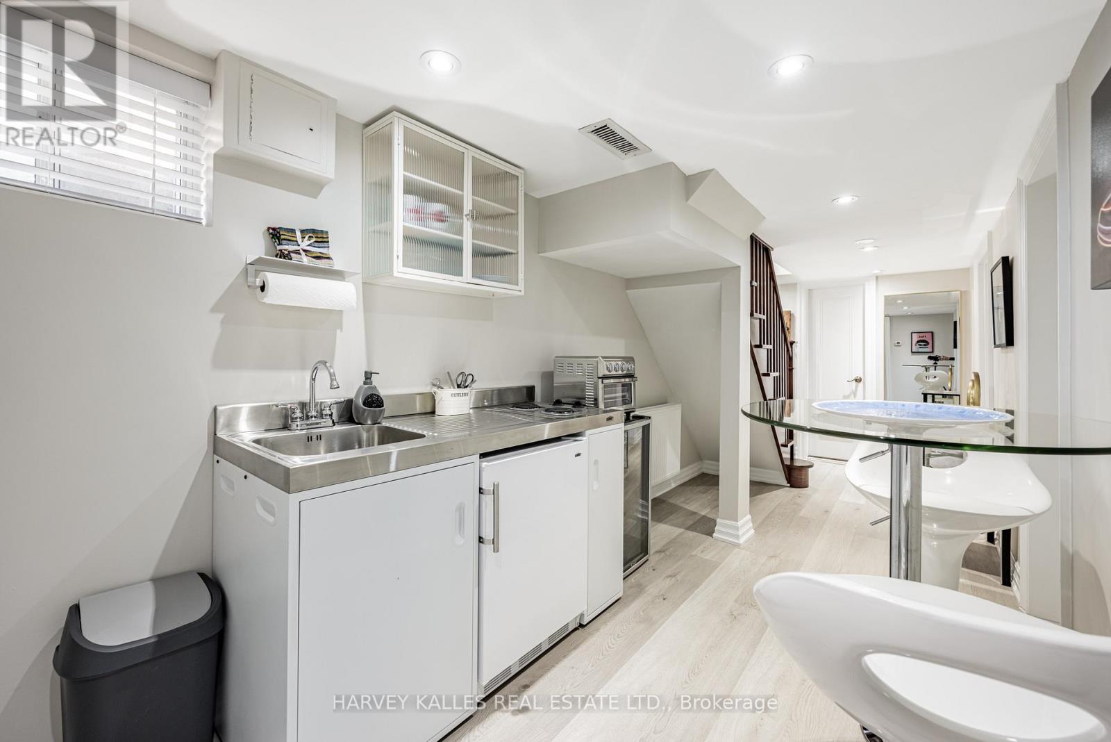 1836 BATHURST STREET