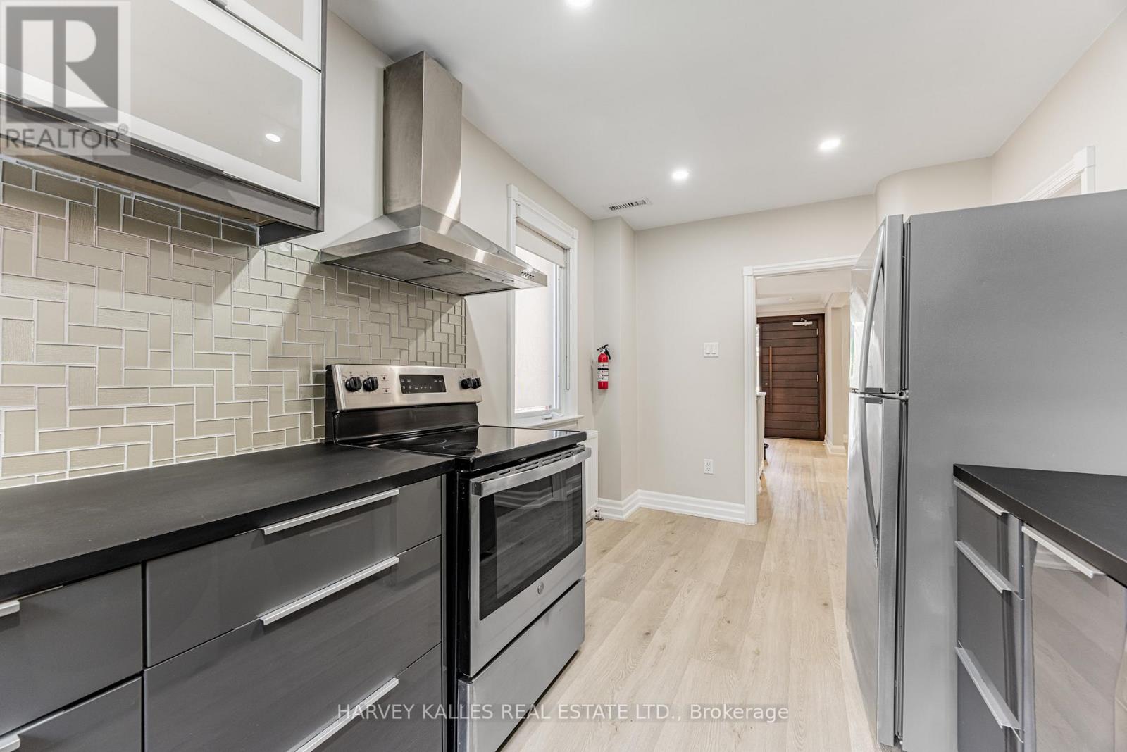 1836 BATHURST STREET