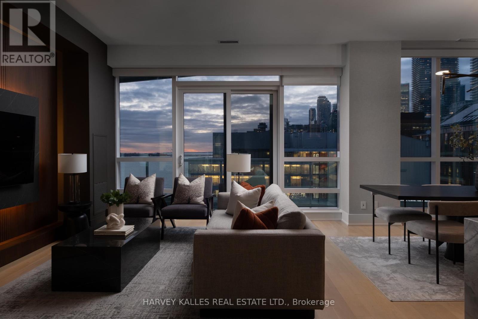 926 - 55 MERCHANTS' WHARF