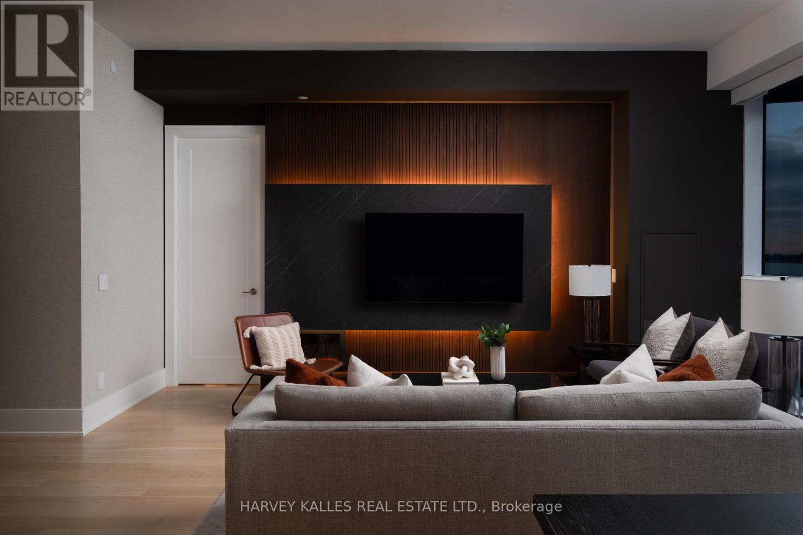 926 - 55 MERCHANTS' WHARF