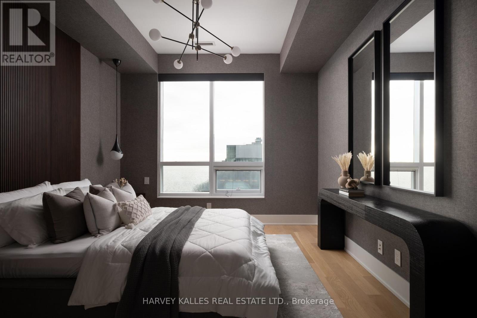 926 - 55 MERCHANTS' WHARF