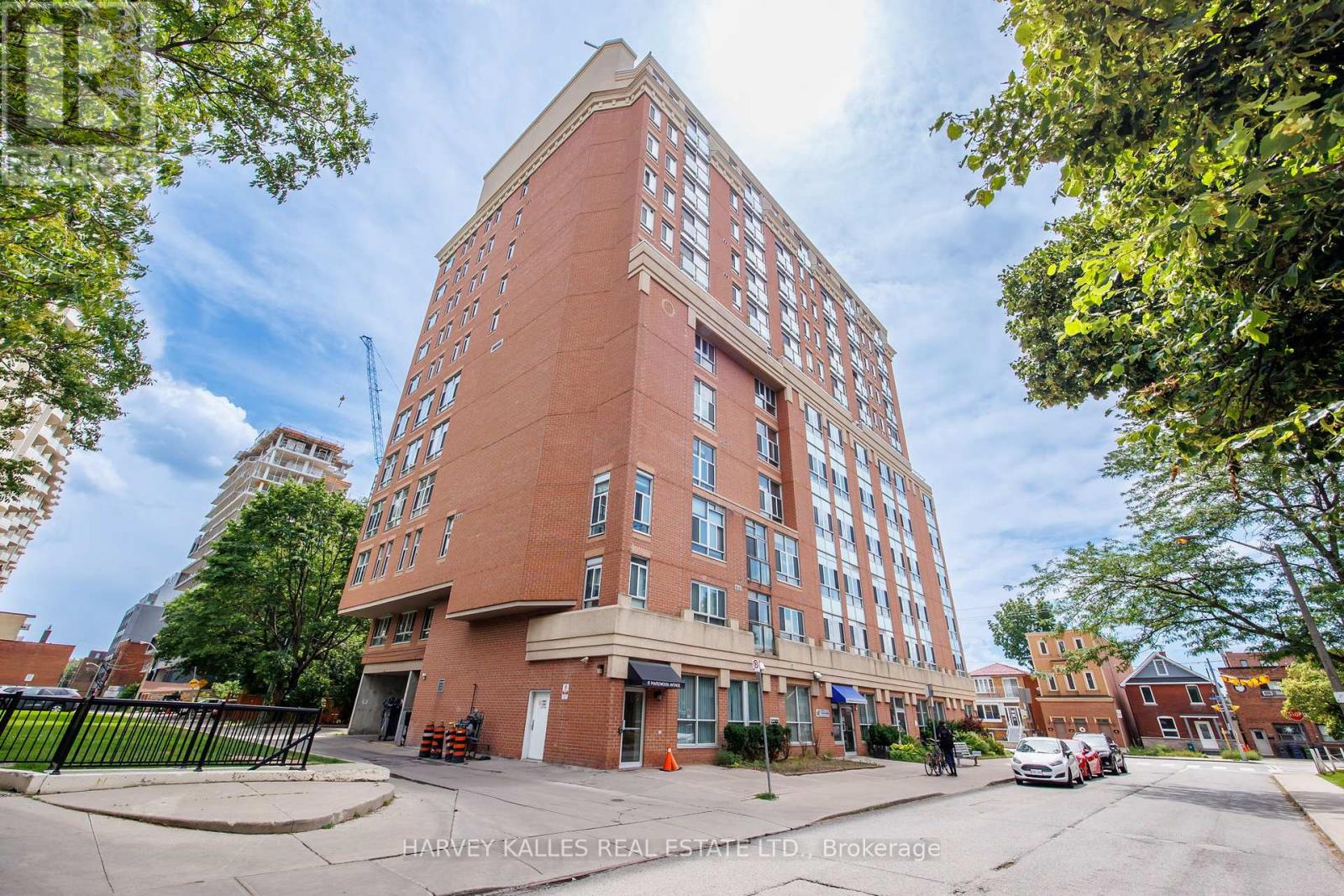 212 - 15 MAPLEWOOD AVENUE