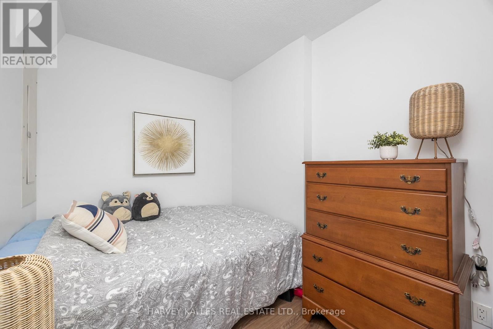 212 - 15 MAPLEWOOD AVENUE