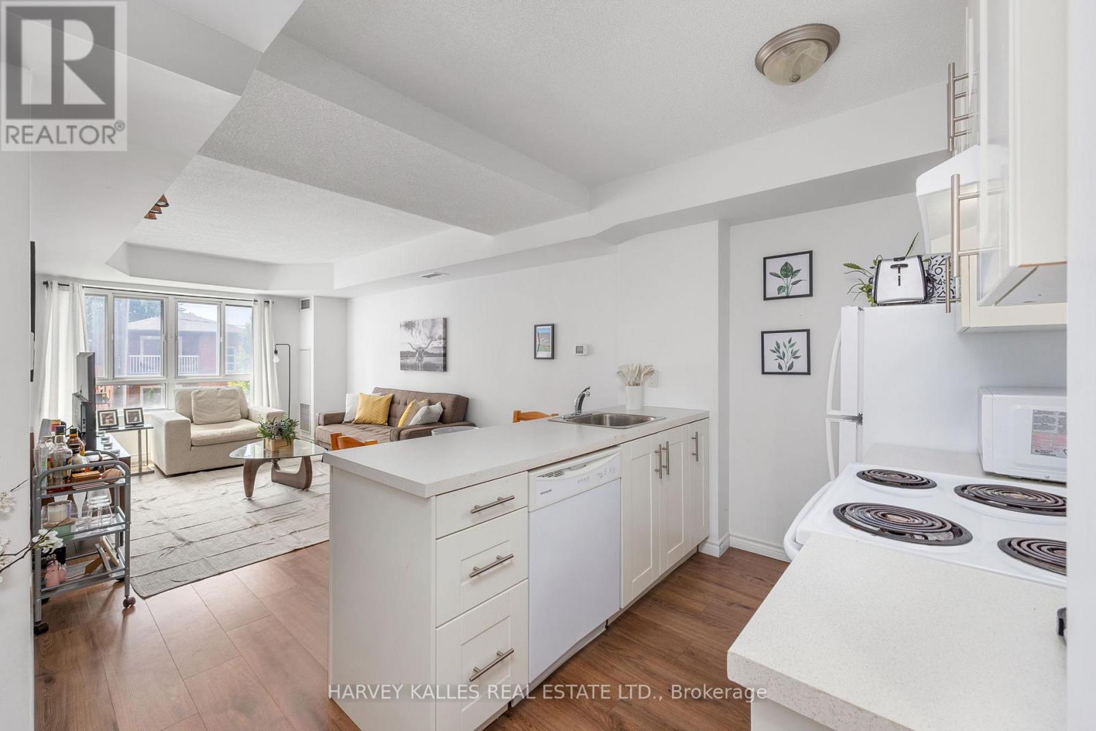 212 - 15 MAPLEWOOD AVENUE