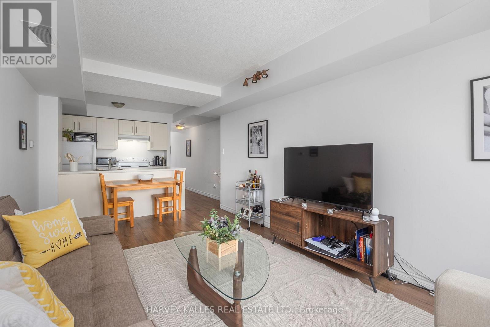 212 - 15 MAPLEWOOD AVENUE