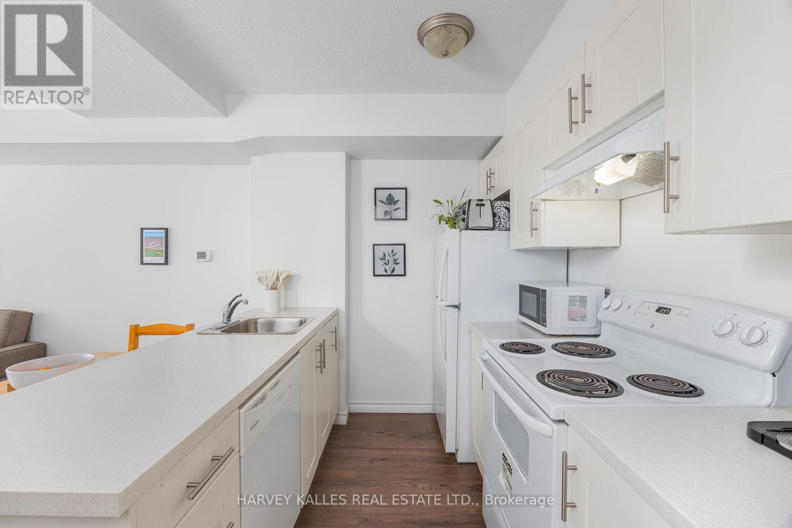212 - 15 MAPLEWOOD AVENUE