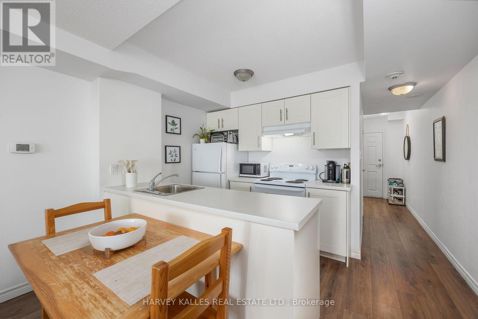 212 - 15 MAPLEWOOD AVENUE