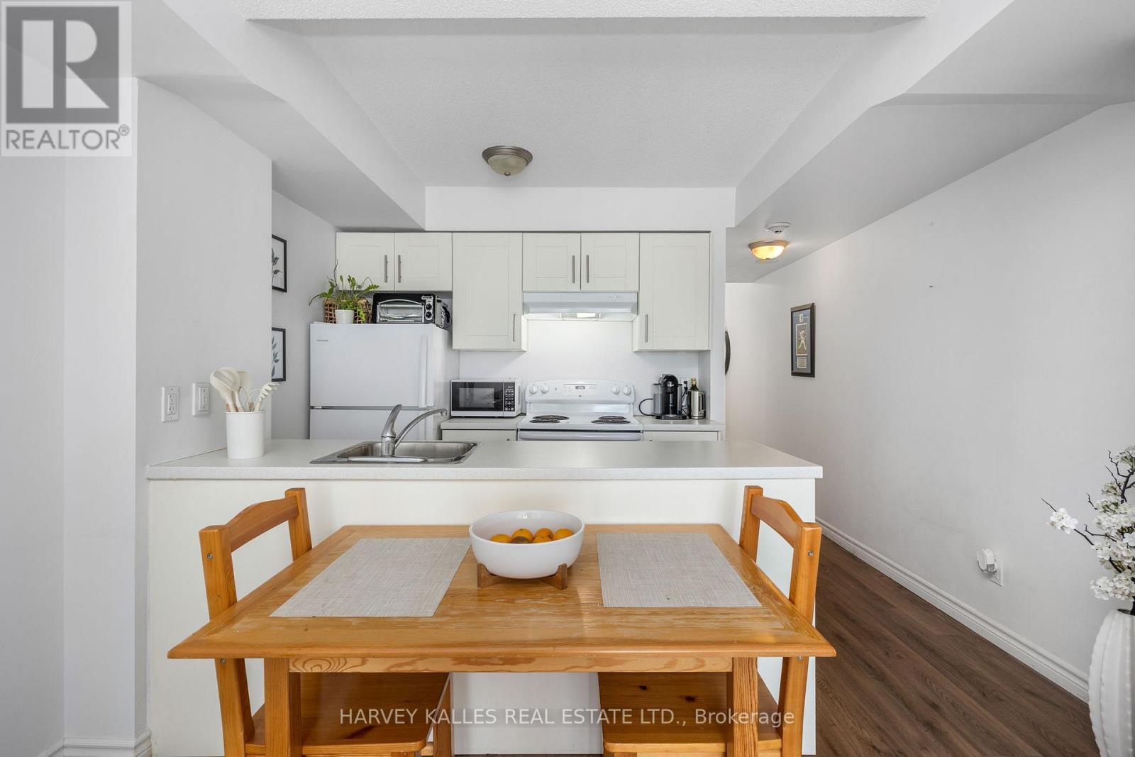 212 - 15 MAPLEWOOD AVENUE