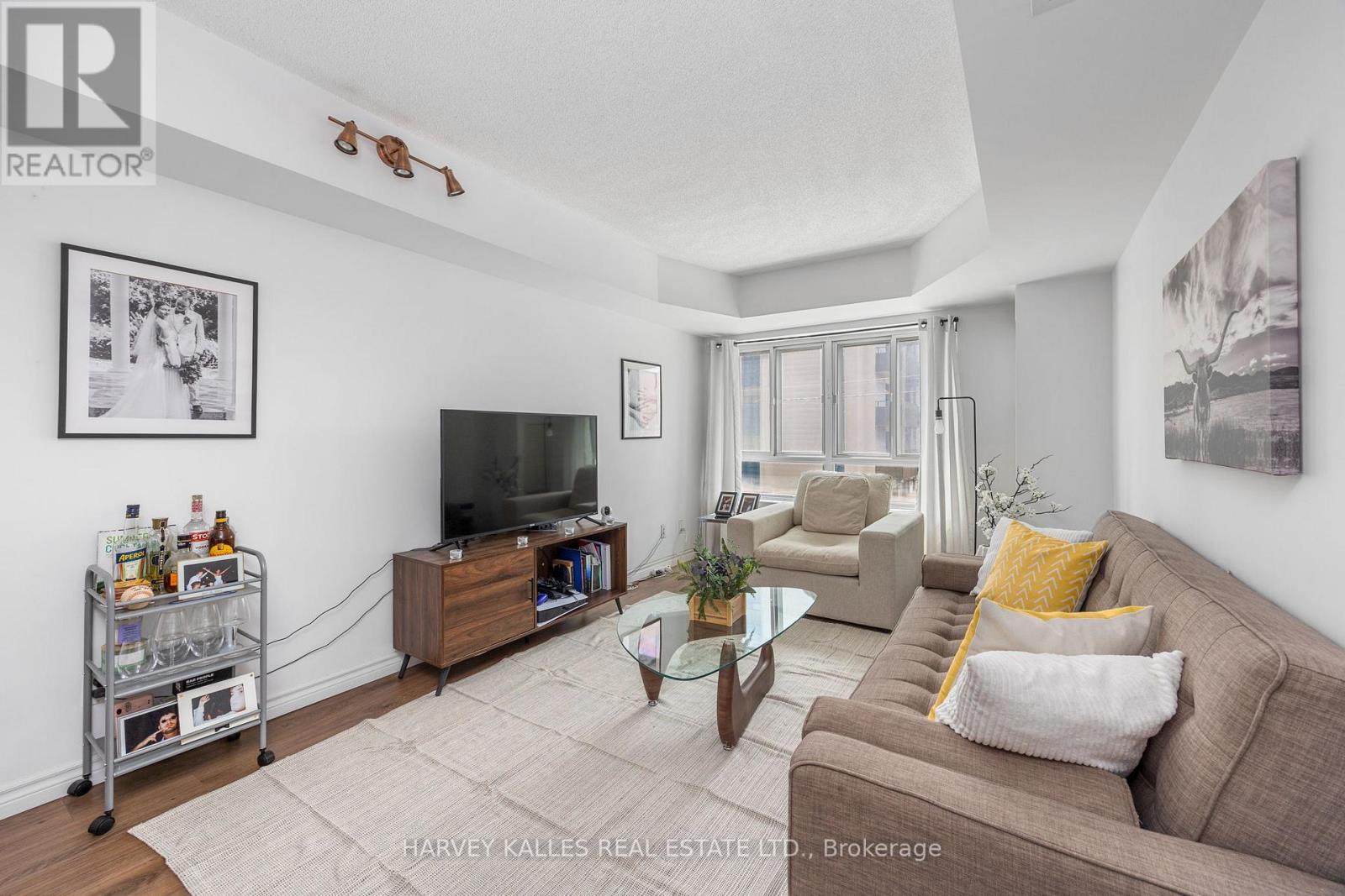 212 - 15 MAPLEWOOD AVENUE