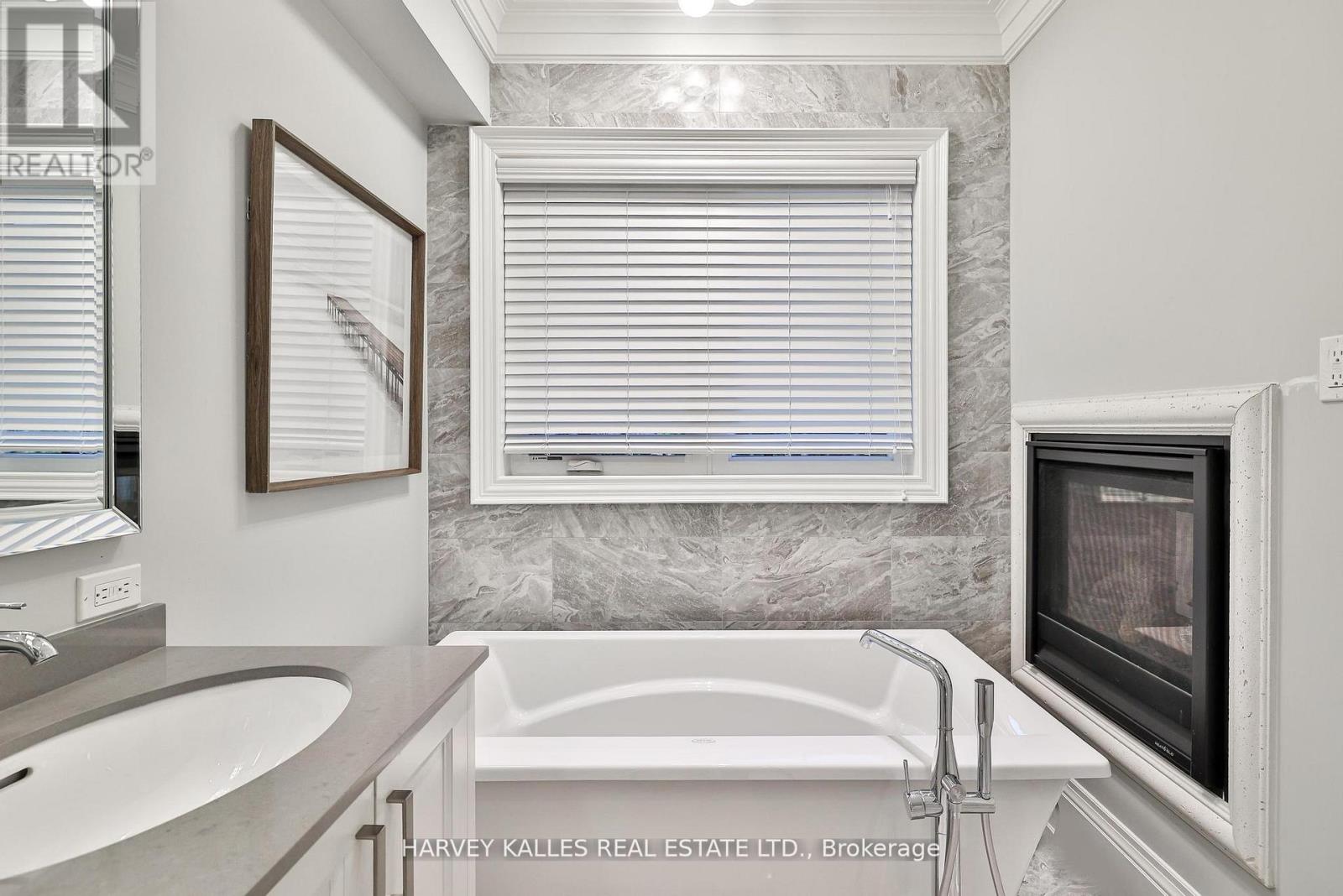 2638A BAYVIEW AVENUE